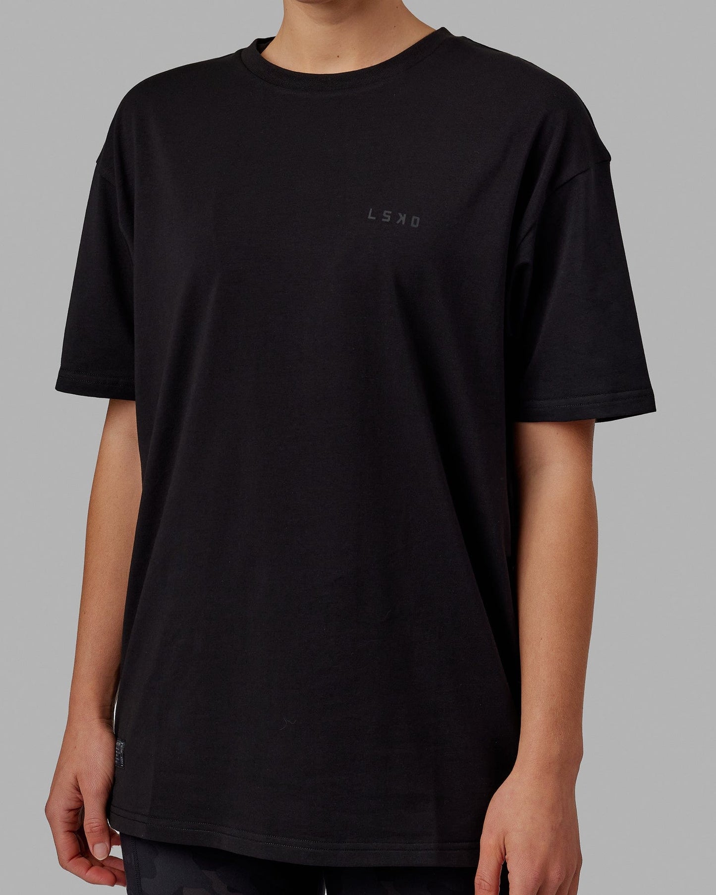 Woman wearing Unisex VS5 FLXCotton Tee Oversize - Black-Black