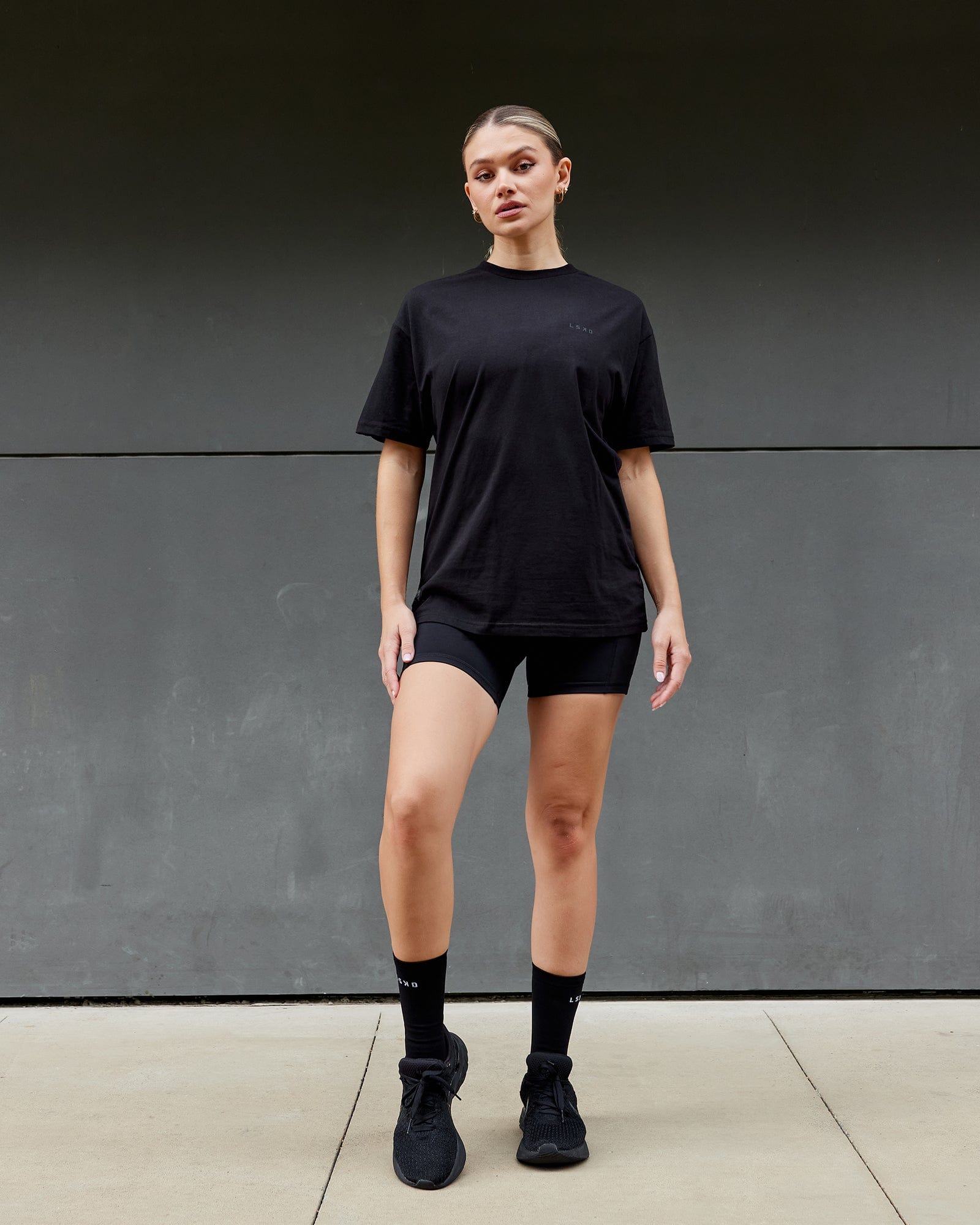 Woman wearing Unisex VS6 FLXCotton Tee Oversize - Triple Black