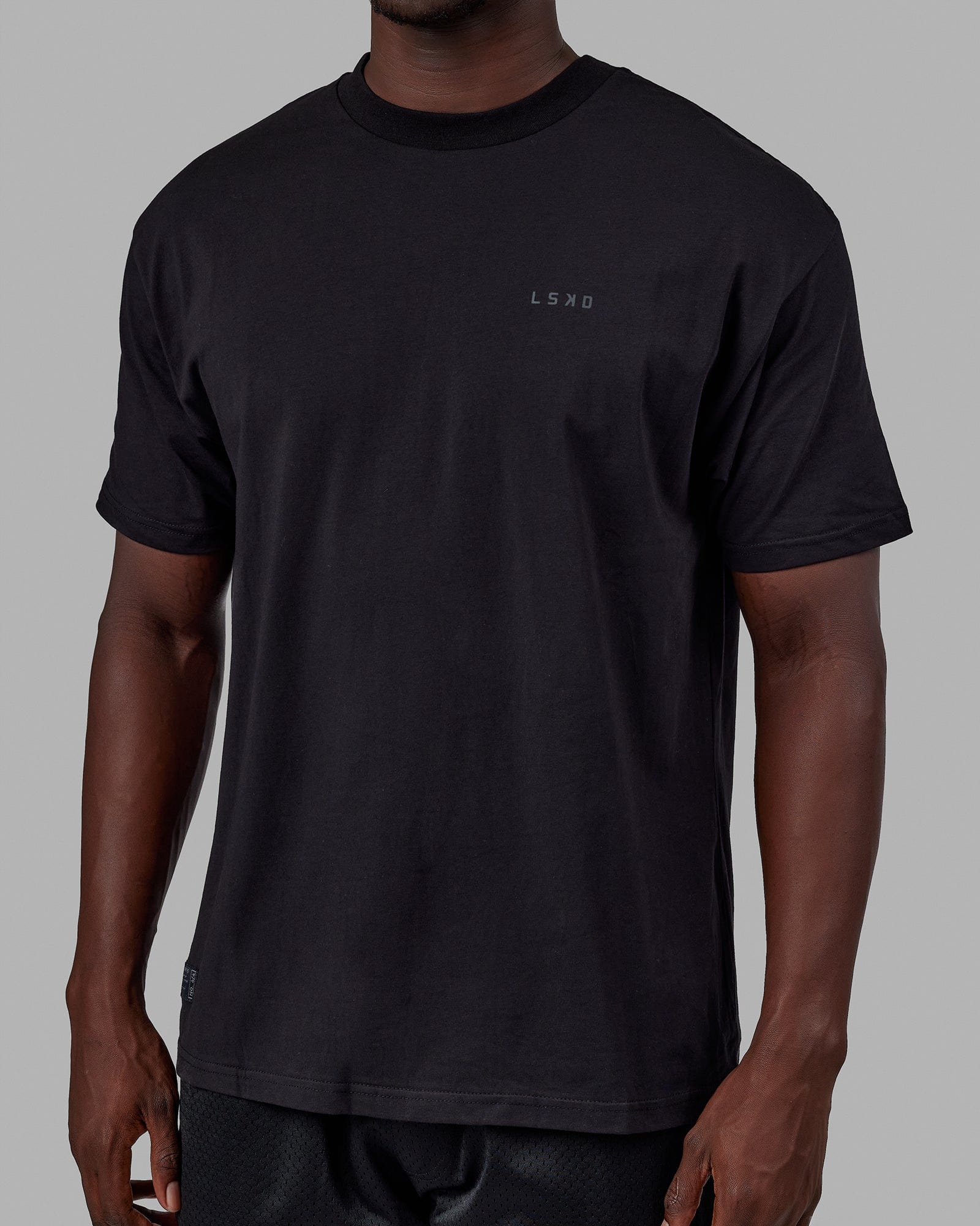 Man wearing Unisex VS6 FLXCotton Tee Oversize - Triple Black