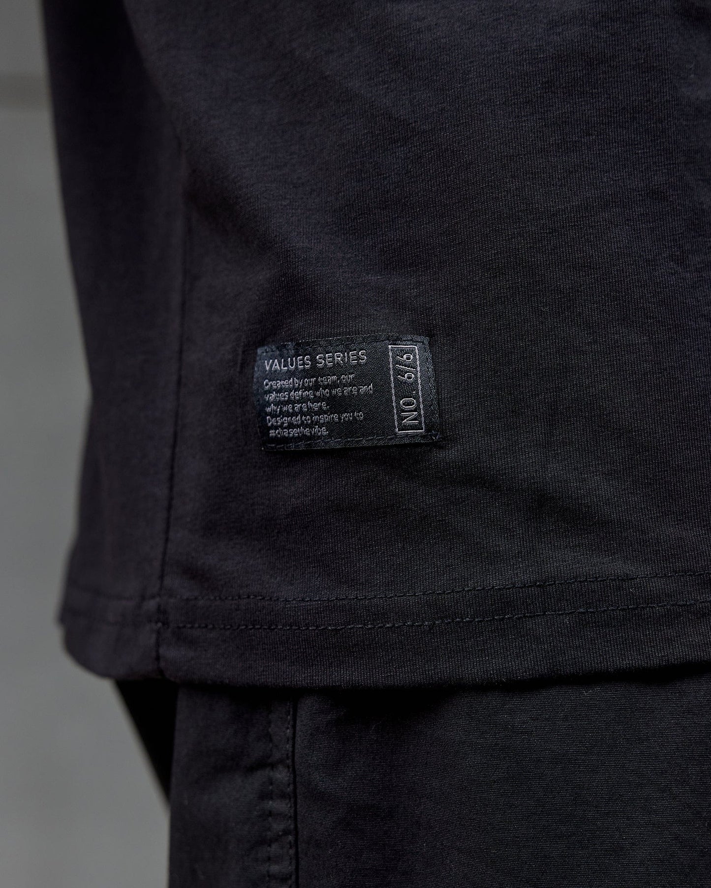 Man wearing Unisex VS6 FLXCotton Tee Oversize - Triple Black