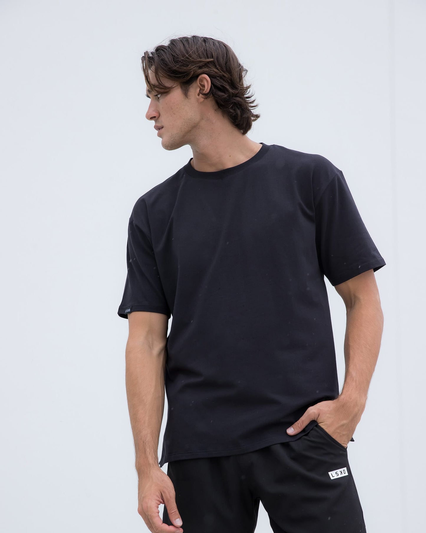 Model wearing Easy Tee Oversize - Black