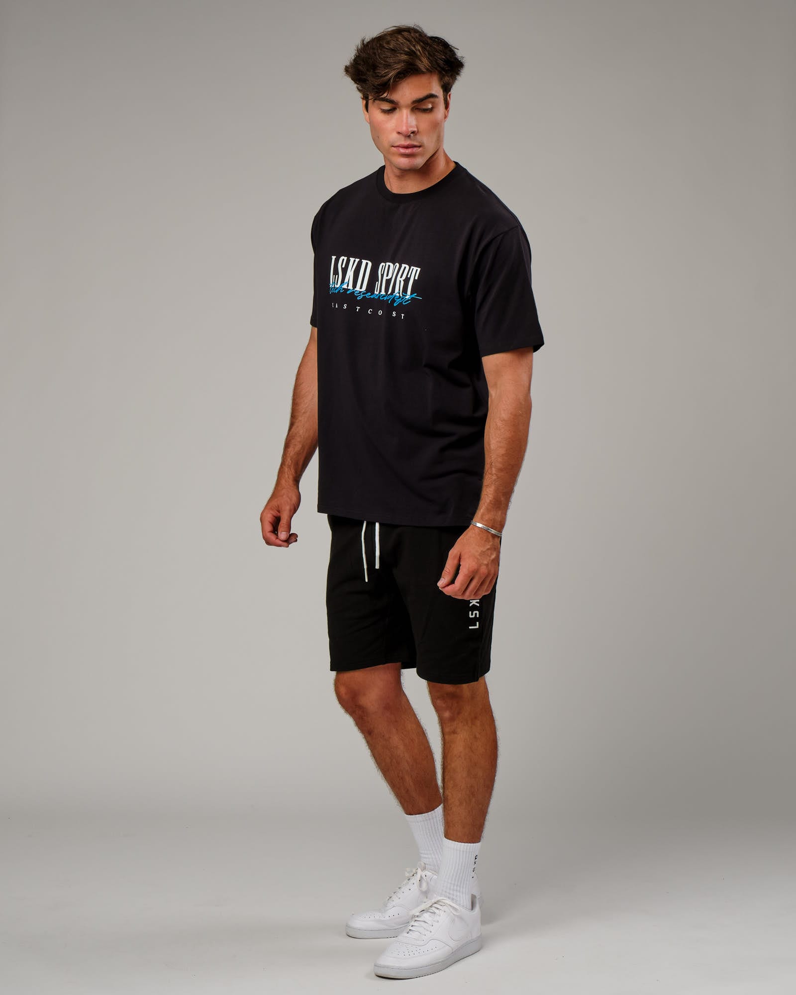 Model wearing Faculty FLXCotton Tee Oversize - Black-Blue