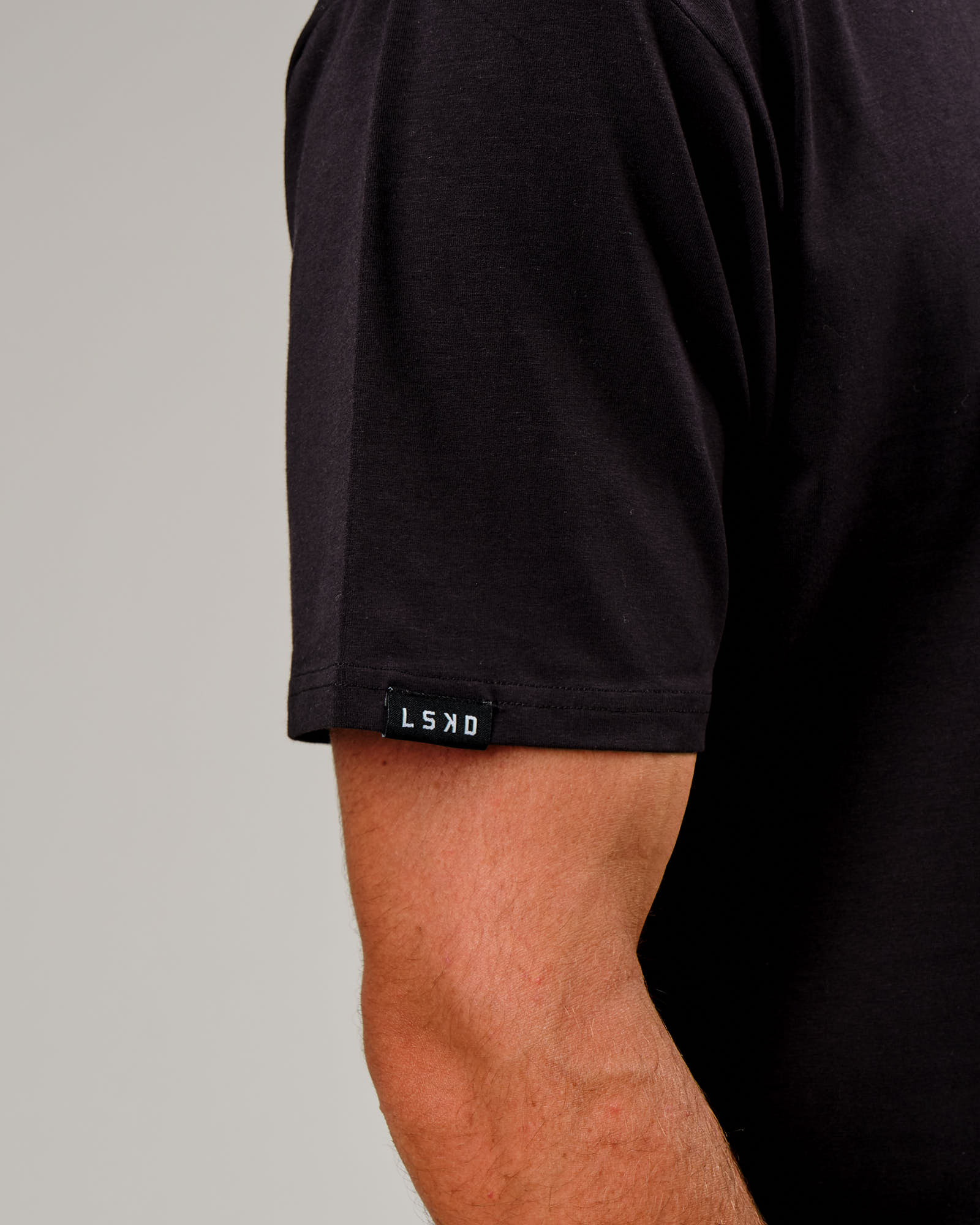 Model wearing Faculty FLXCotton Tee Oversize - Black-Blue