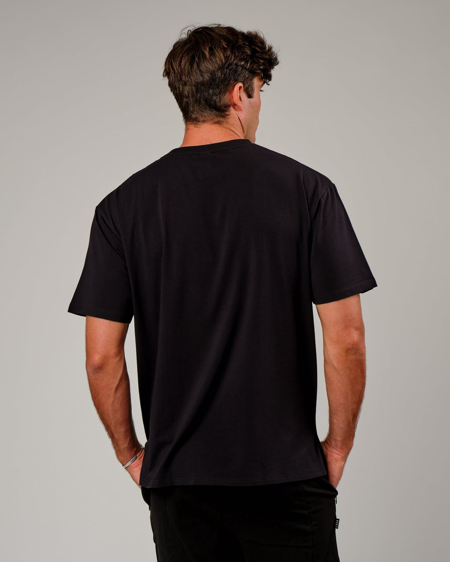 Model wearing Faculty FLXCotton Tee Oversize - Black-Blue