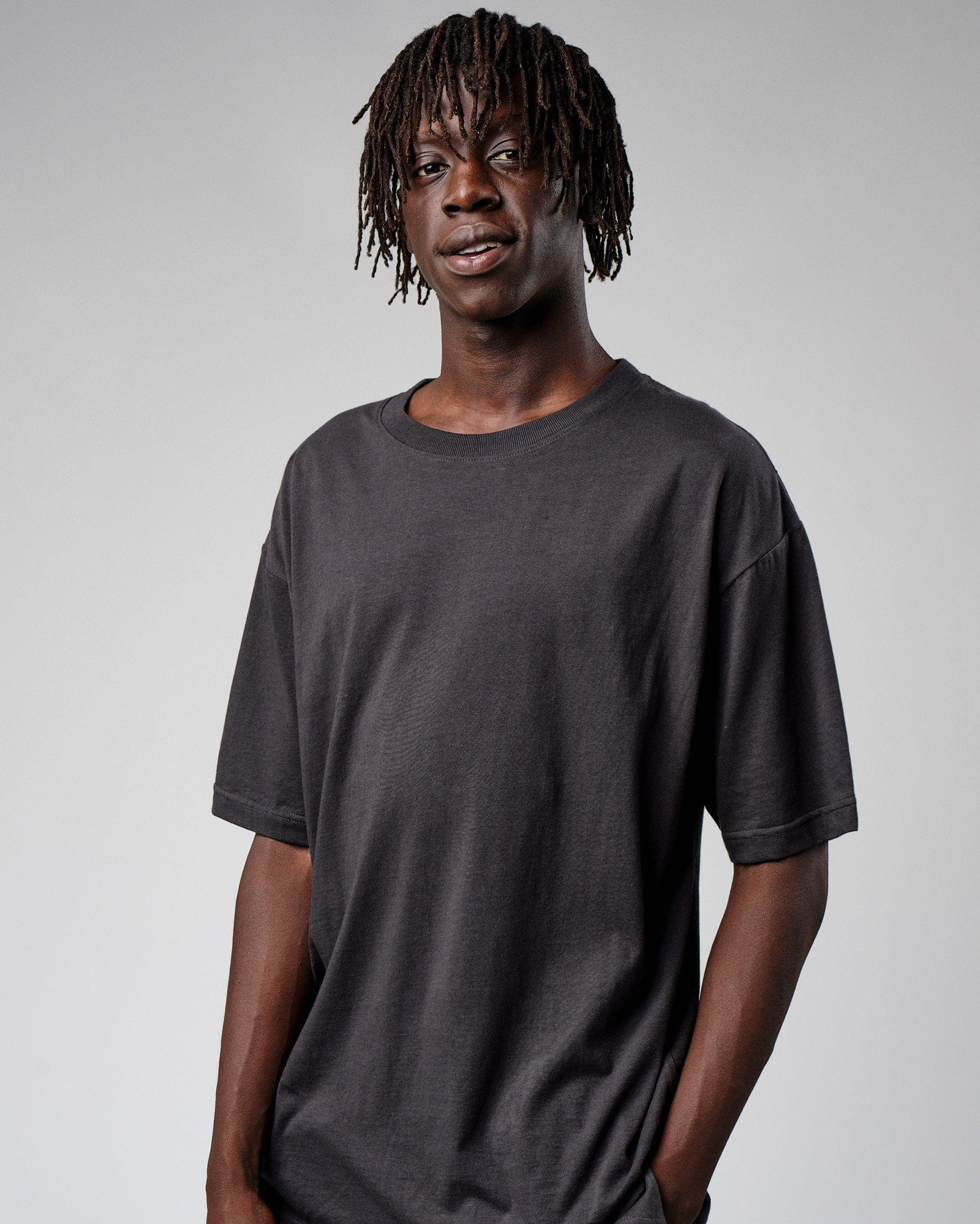 Model wearing Span Tee Oversize - Phantom