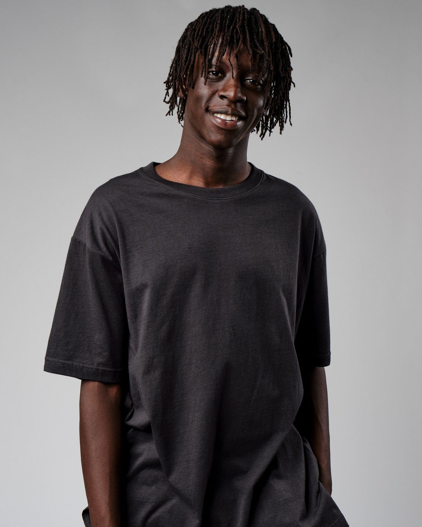 Model wearing Span Tee Oversize - Phantom