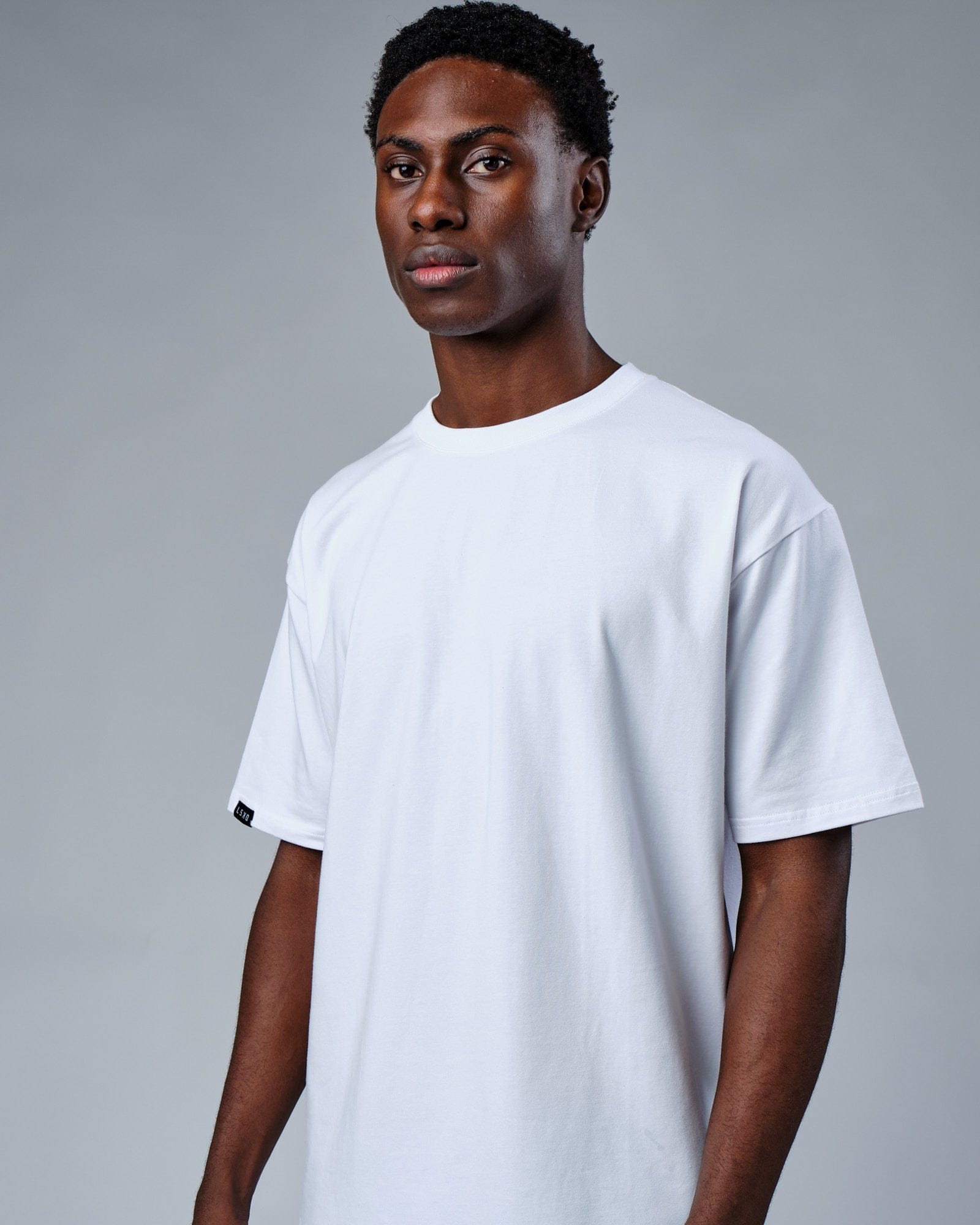 Model wearing HQ FLXCotton Tee Oversize - White-Red