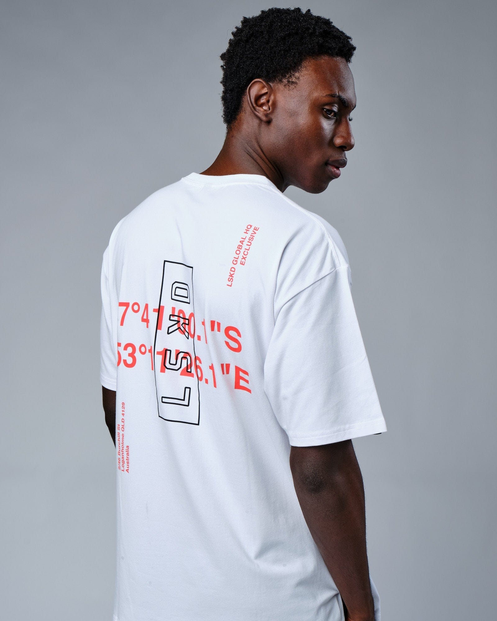 Model wearing HQ FLXCotton Tee Oversize - White-Red