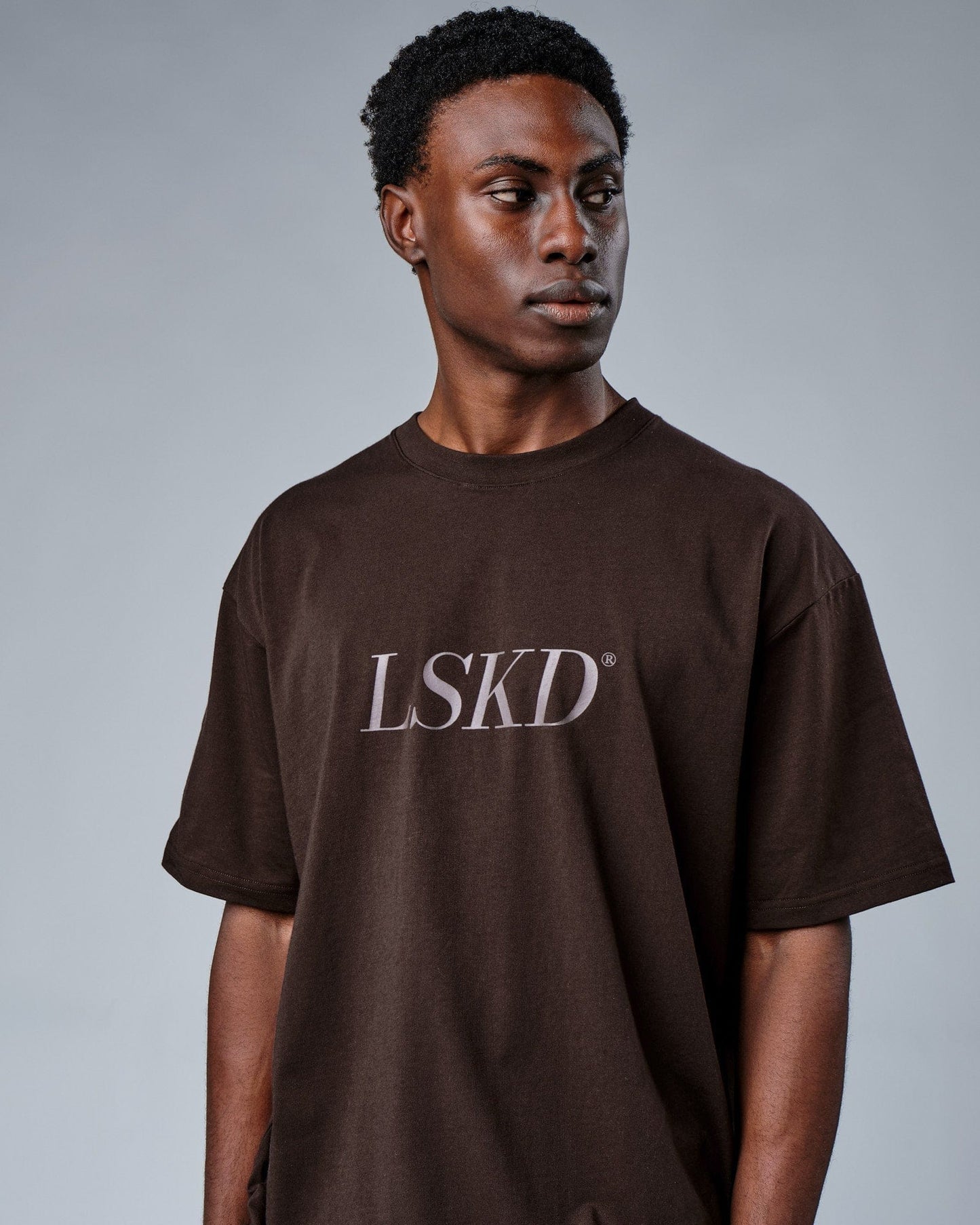 Model wearing IT Tee Oversize - Dark Walnut