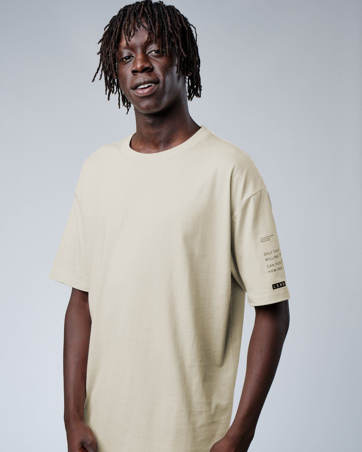 Model wearing Effort Tee Oversize - Bone
