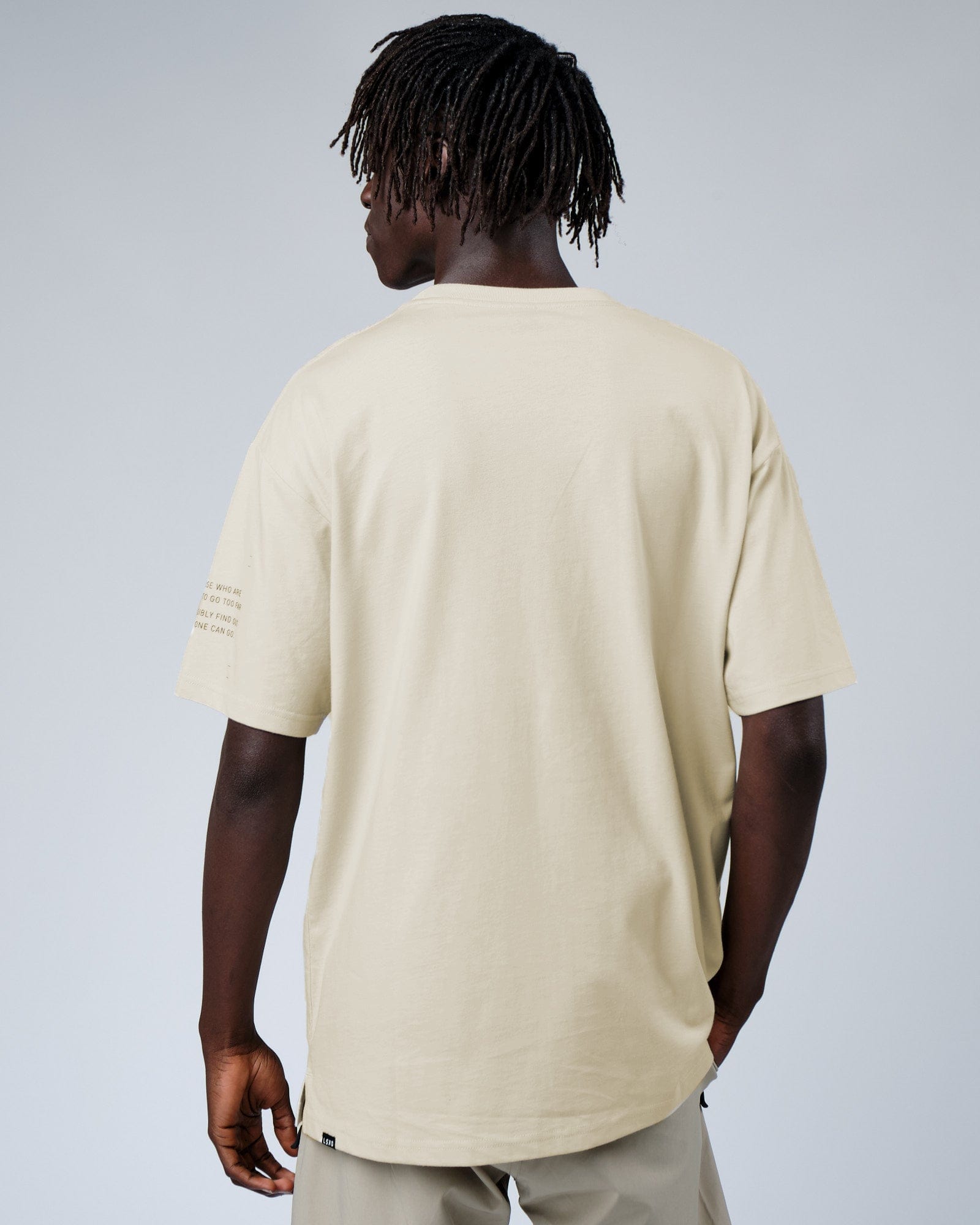 Model wearing Effort Tee Oversize - Bone