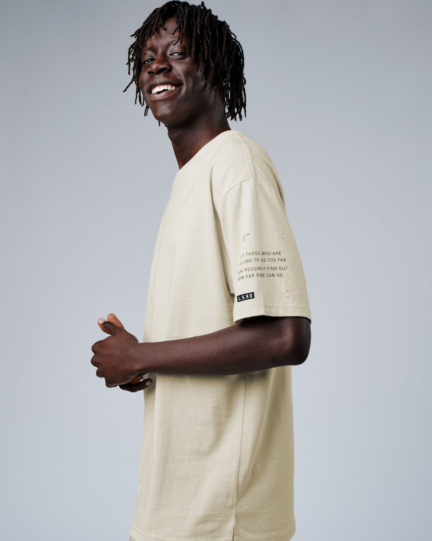 Model wearing Effort Tee Oversize - Bone