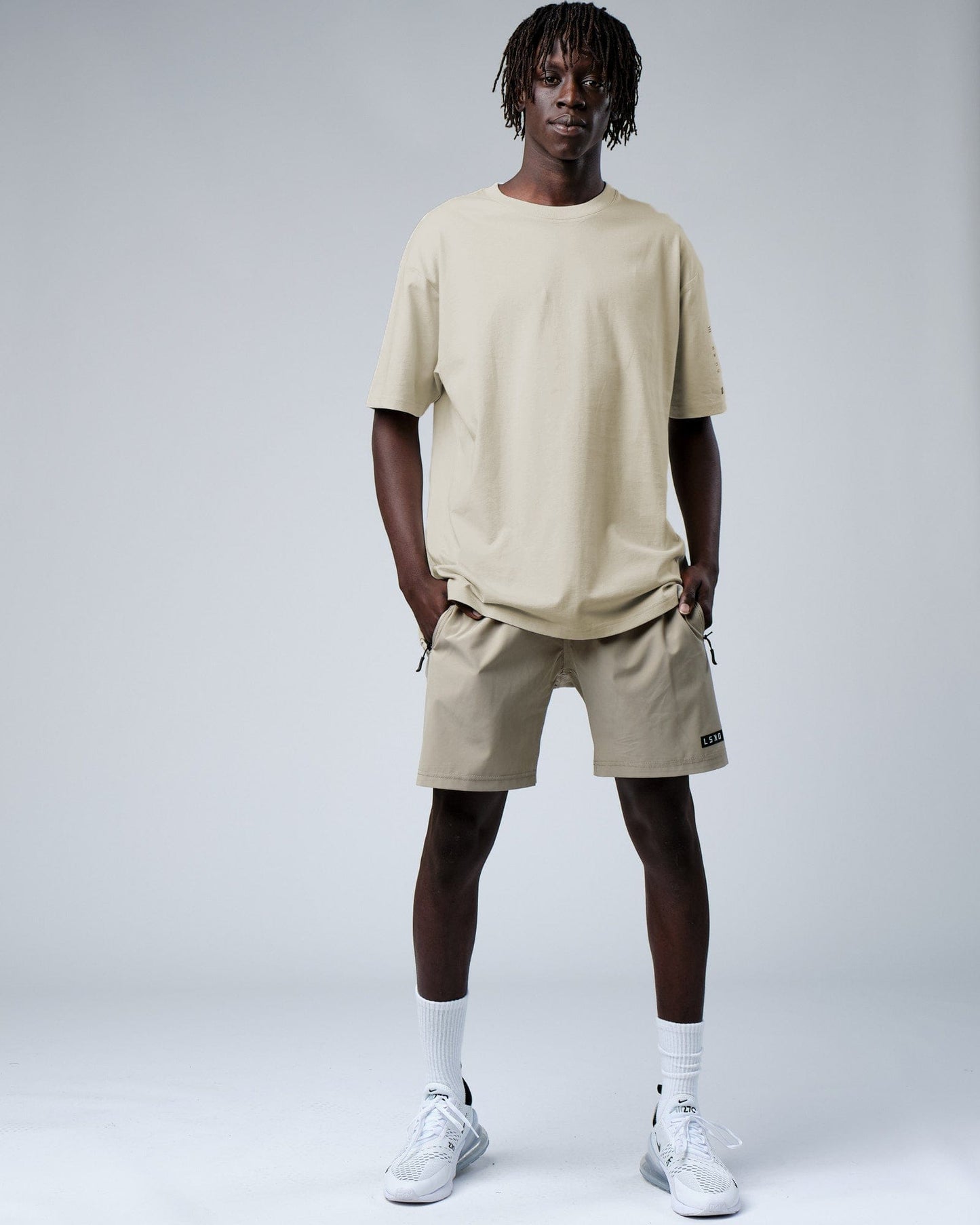 Model wearing Effort Tee Oversize - Bone