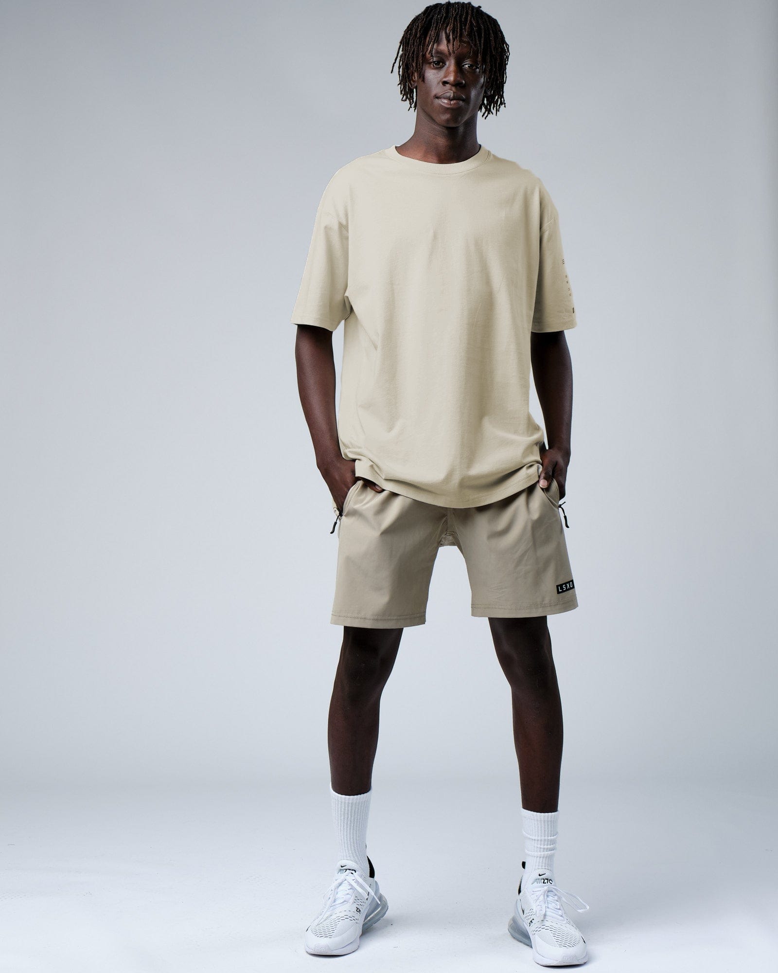 Model wearing Effort Tee Oversize - Bone