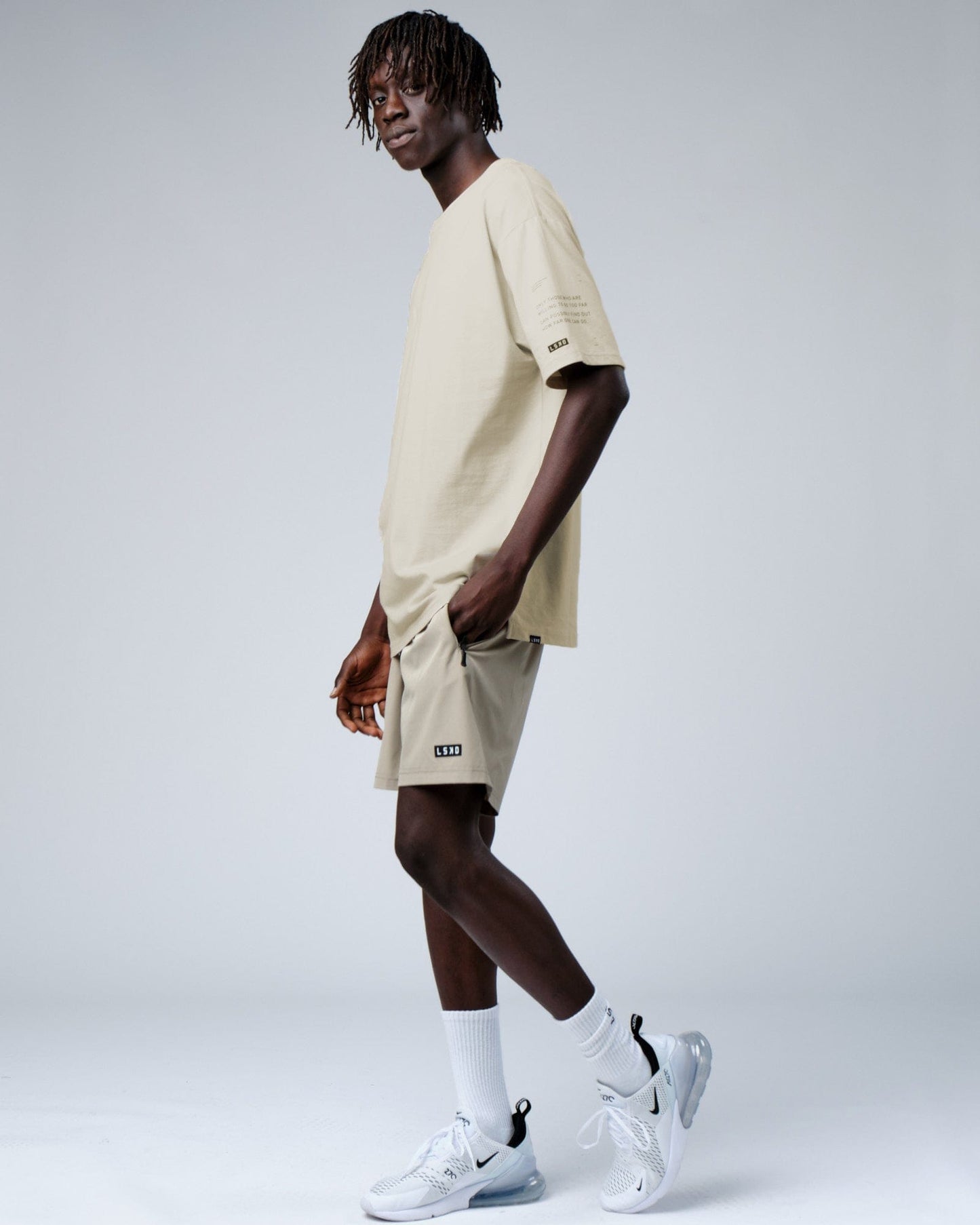 Model wearing Effort Tee Oversize - Bone