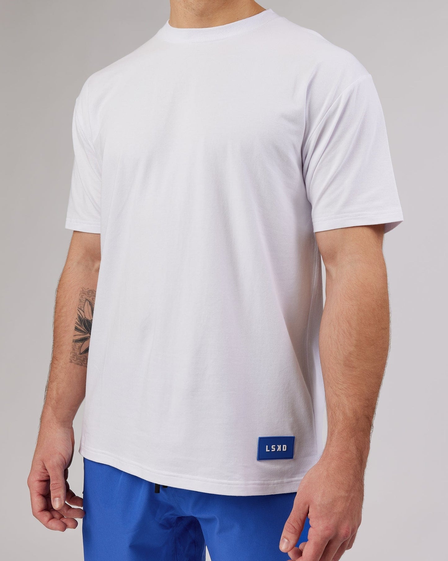 Model wearing Transfer FLXCotton Tee Oversize - White