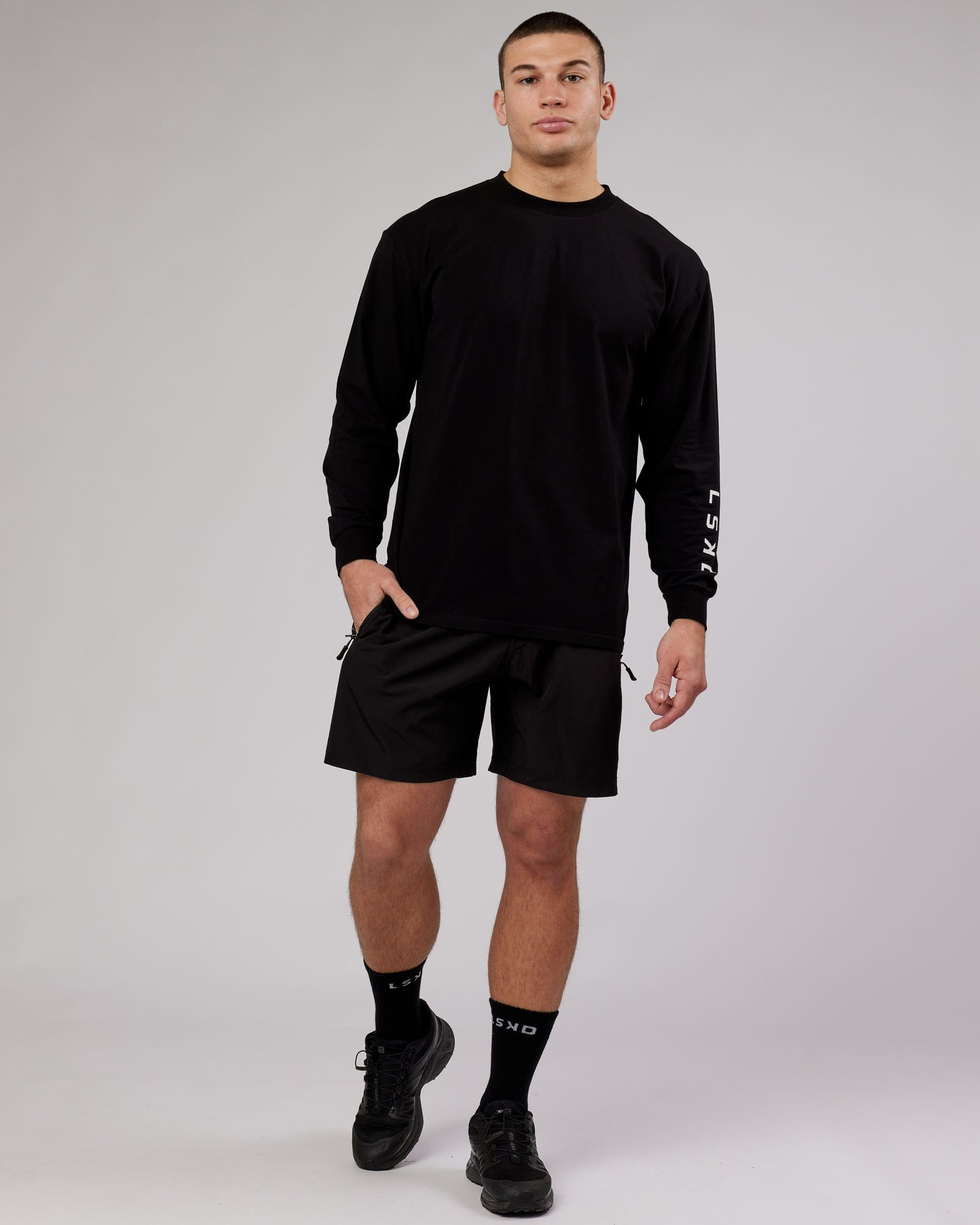 Model wearing Extensor FLXCotton LS Tee Oversize - Black