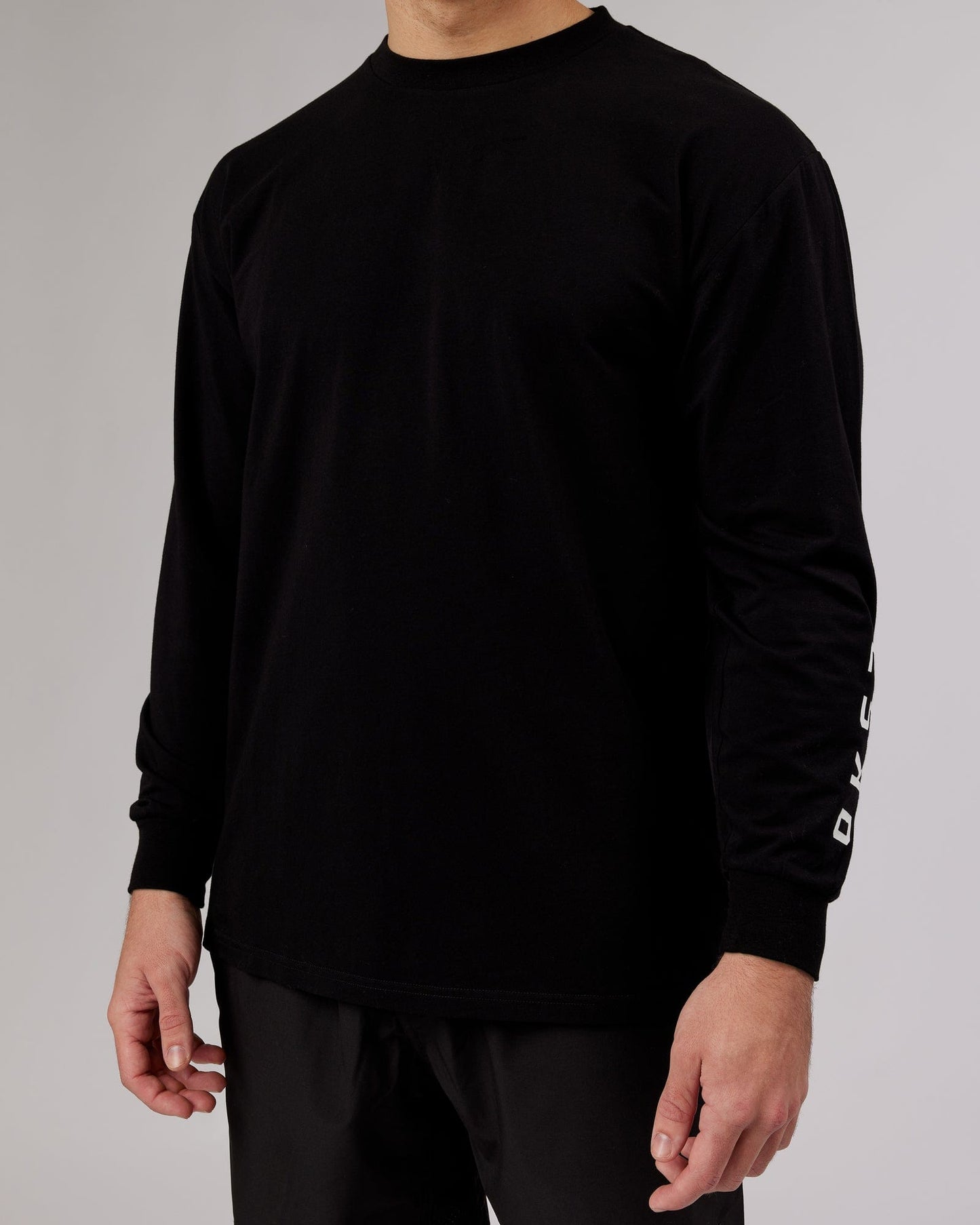 Model wearing Extensor FLXCotton LS Tee Oversize - Black