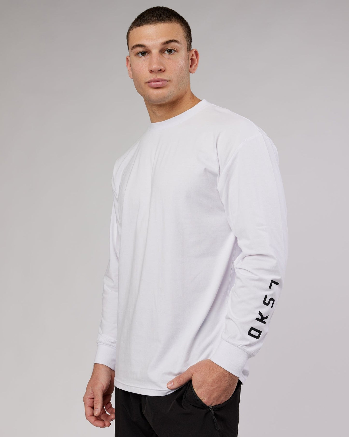 Model wearing Extensor FLXCotton LS Tee Oversize - White