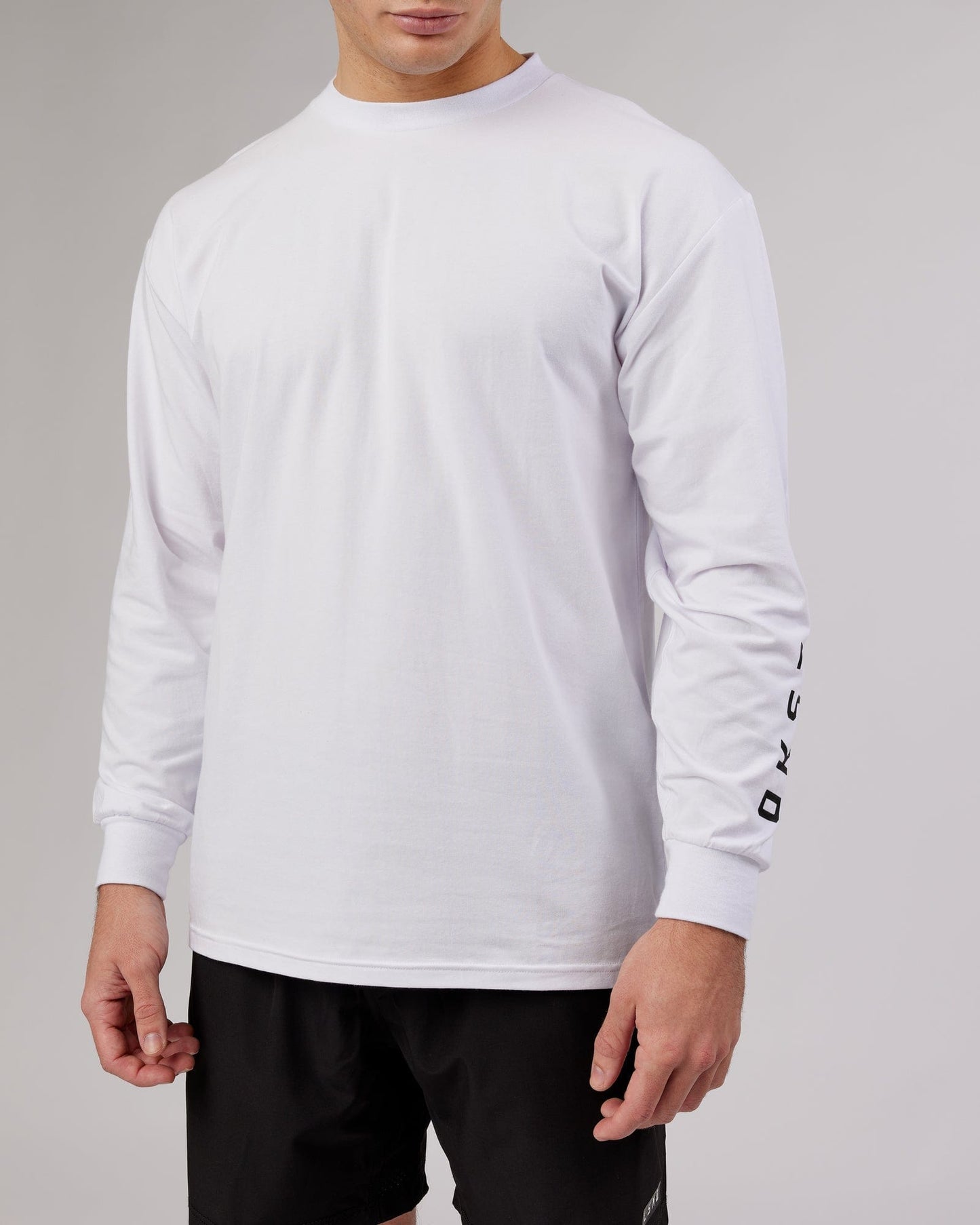 Model wearing Extensor FLXCotton LS Tee Oversize - White
