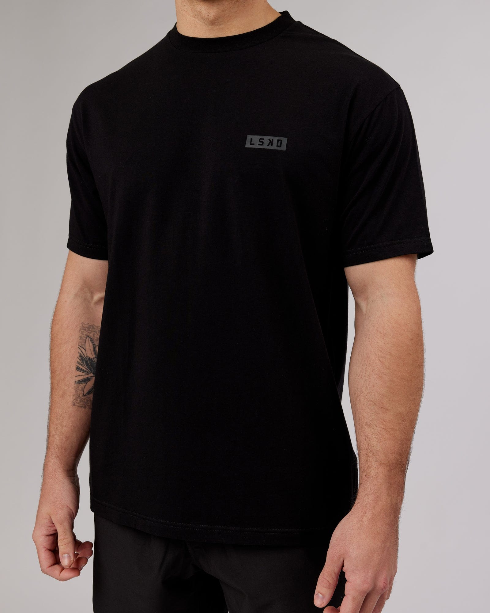 Model wearing MFBS FLXCotton Tee Oversize - Black