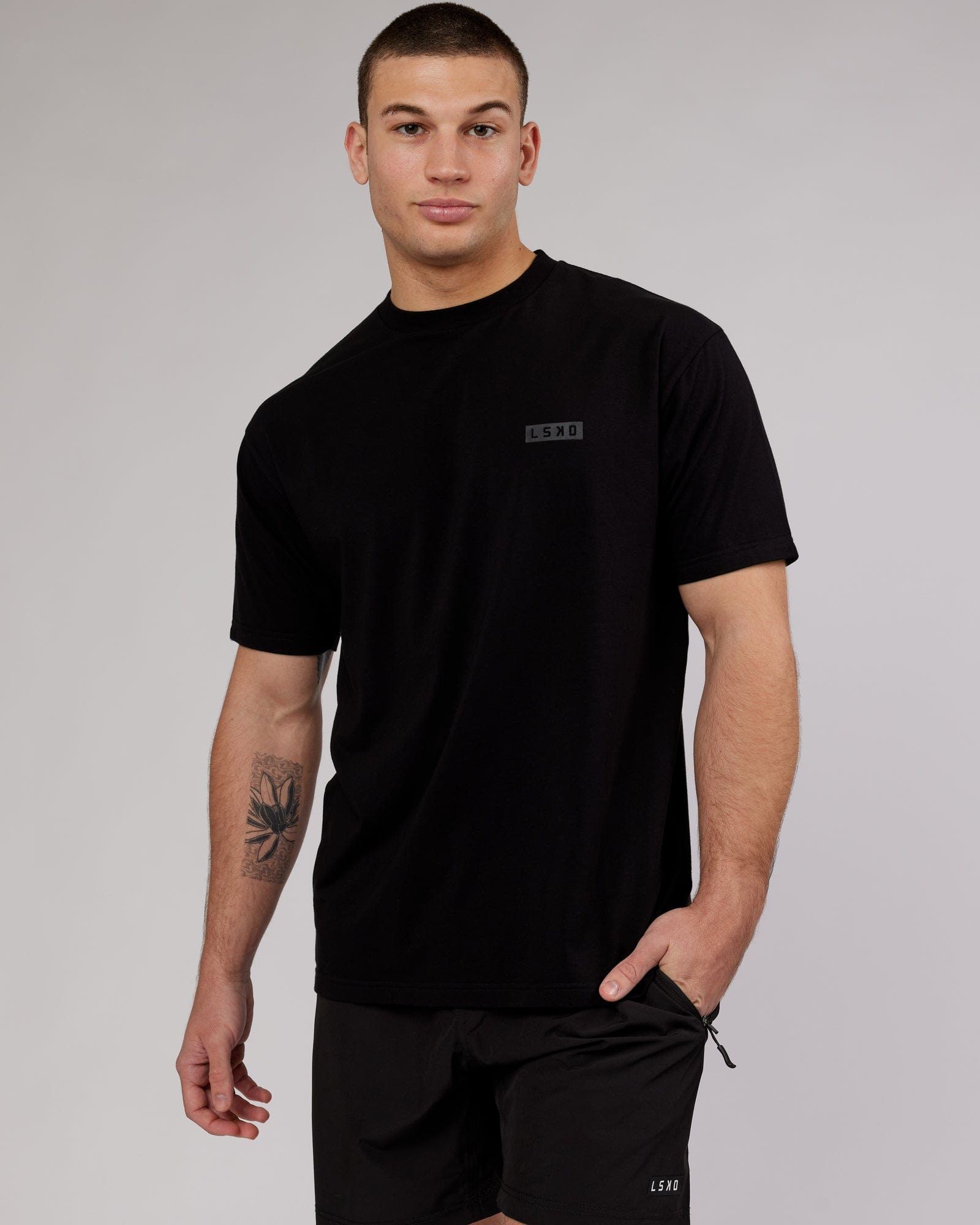 Model wearing MFBS FLXCotton Tee Oversize - Black