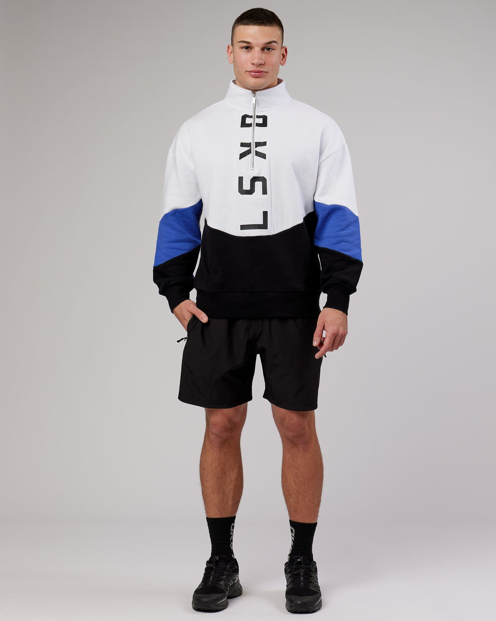 Model wearing Inversion Sweater Oversize - Black-Cobalt