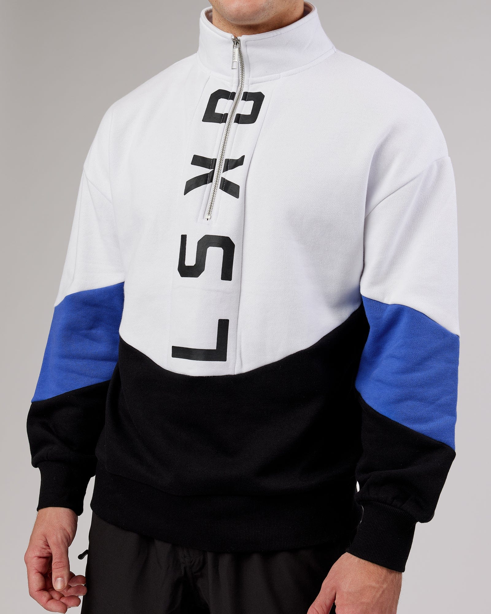 Model wearing Inversion Sweater Oversize - Black-Cobalt