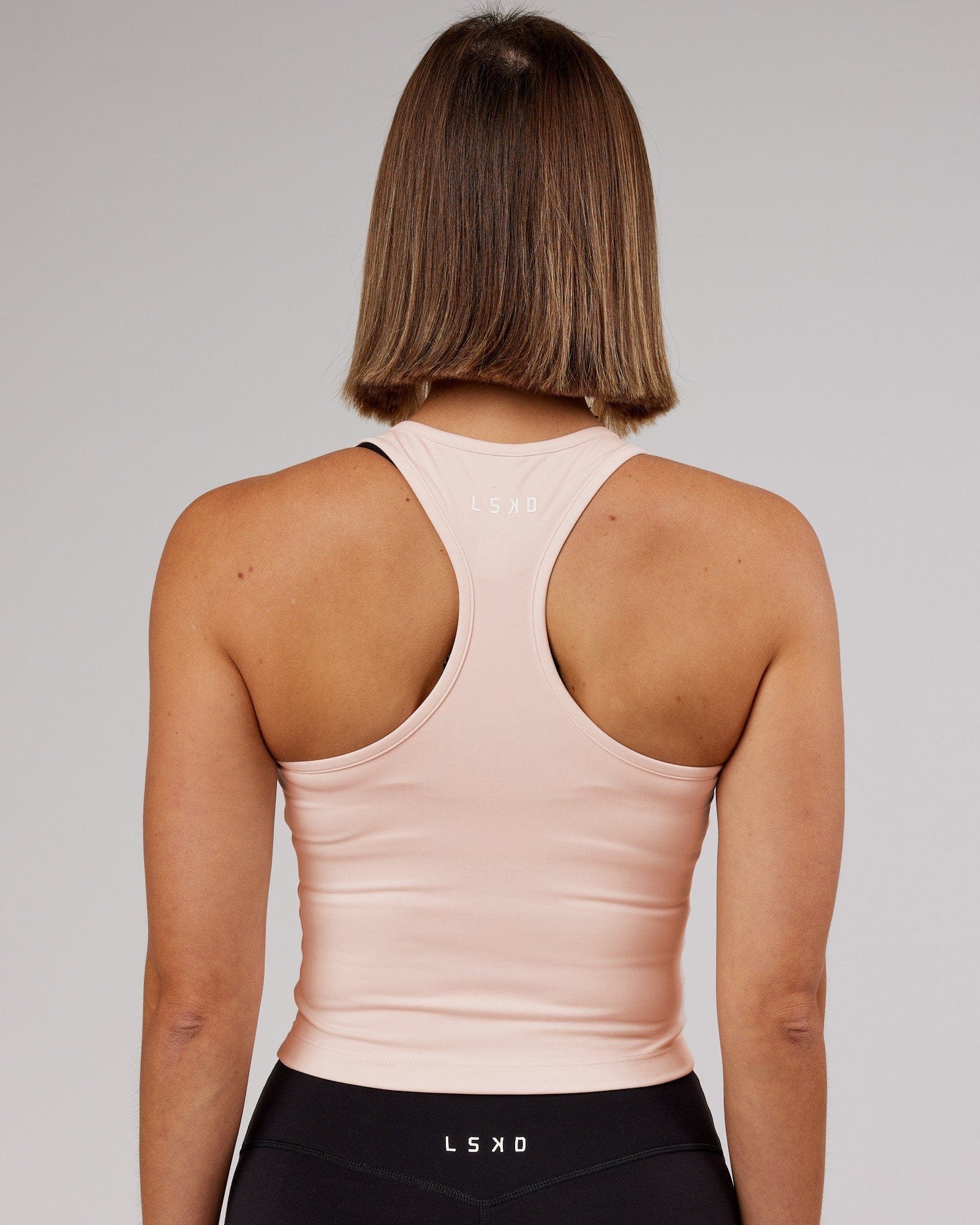 Model wearing Flow Performance Tank - Peach Flush