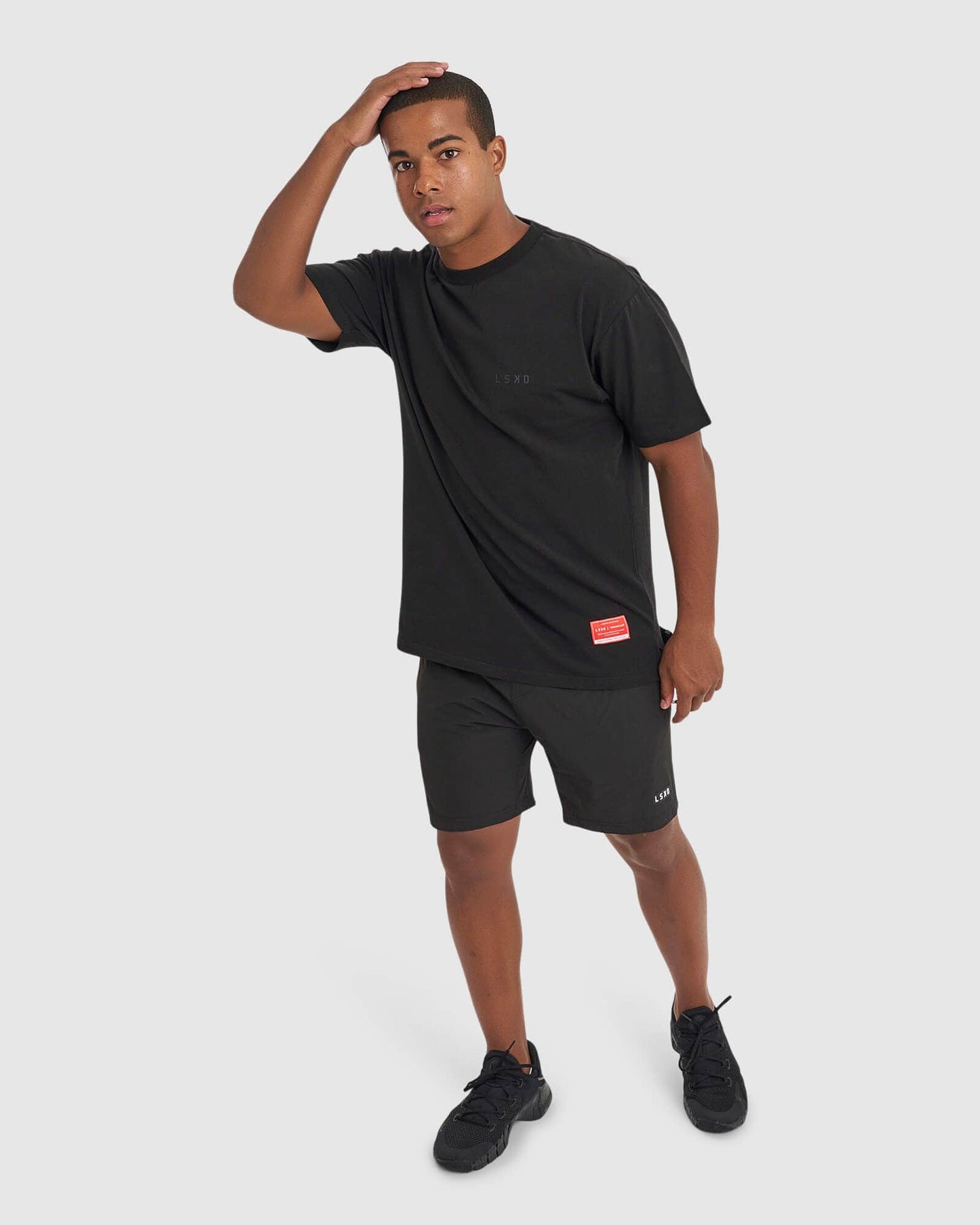 Model wearing Unisex Authentic Tee Oversize - Black