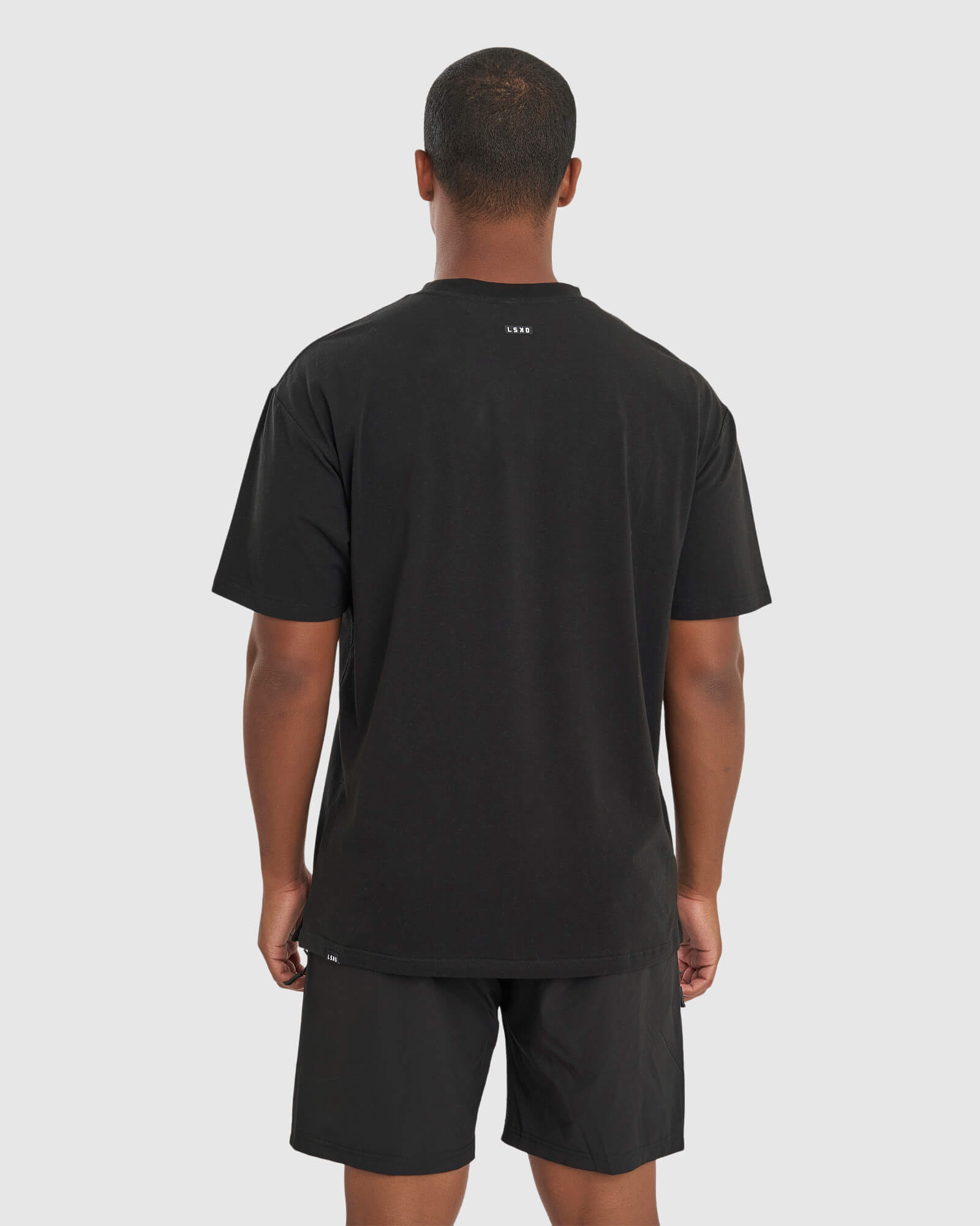 Model wearing Unisex Authentic Tee Oversize - Black