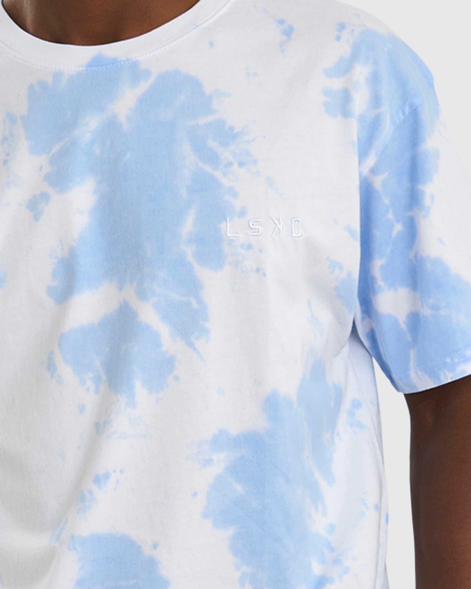 Model wearing Unisex Essential Tee Oversize - Soft Blue Tie Dye
