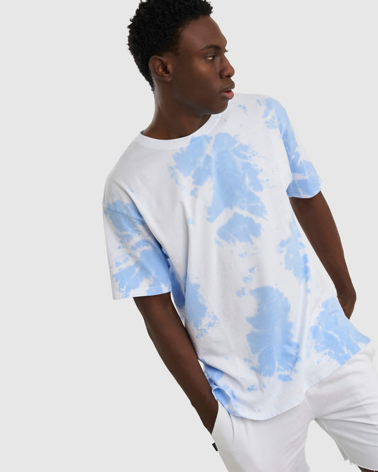 Model wearing Unisex Essential Tee Oversize - Soft Blue Tie Dye