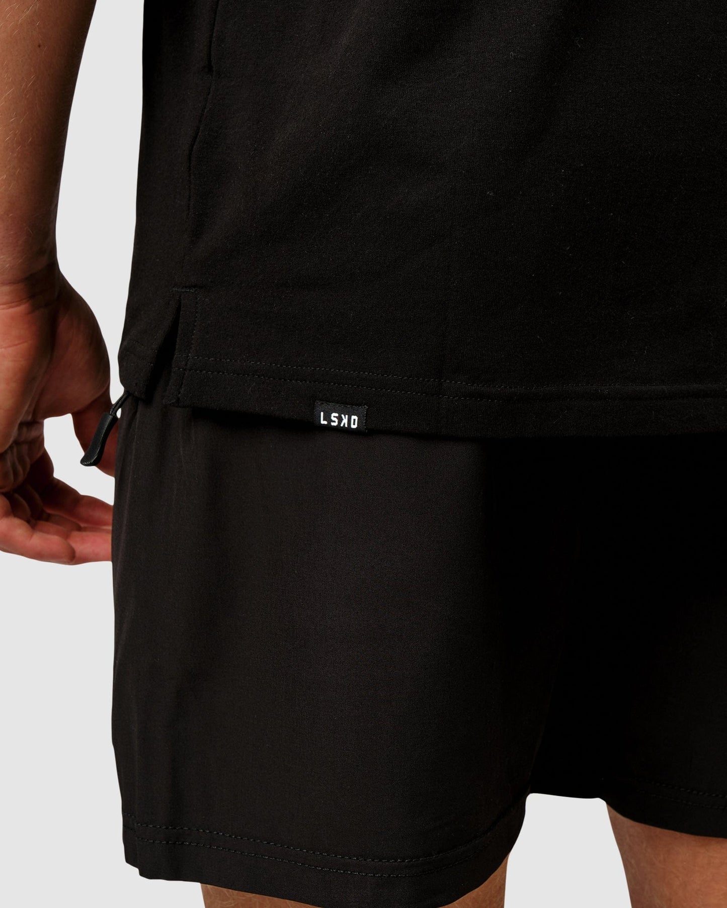 Model wearing Capsule Tank Oversize - Black