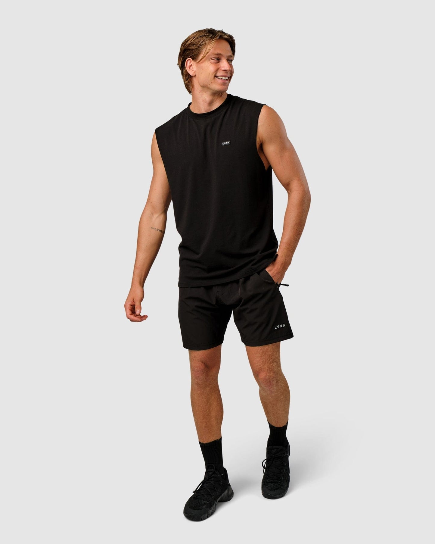 Model wearing Capsule Tank Oversize - Black