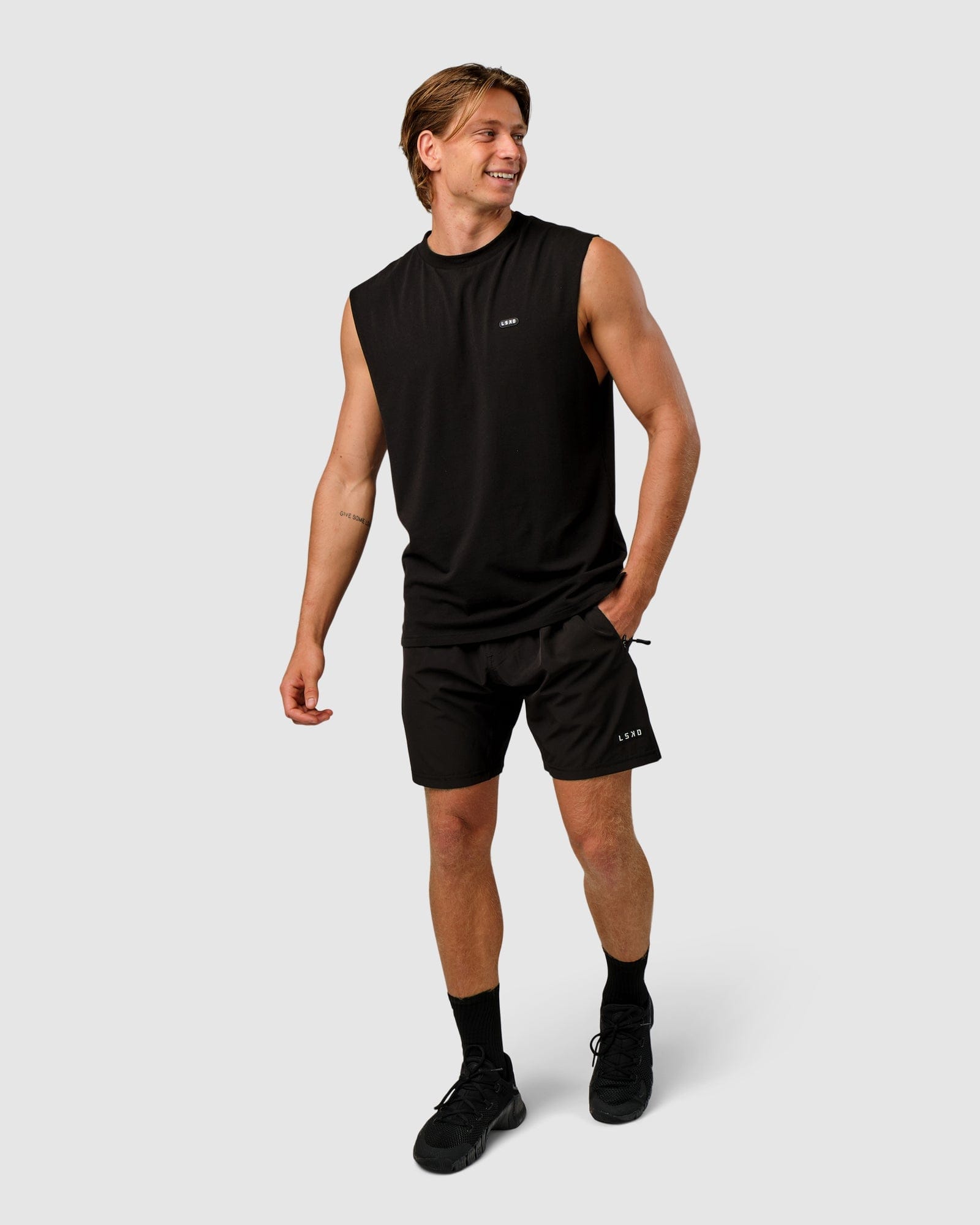 Model wearing Capsule Tank Oversize - Black