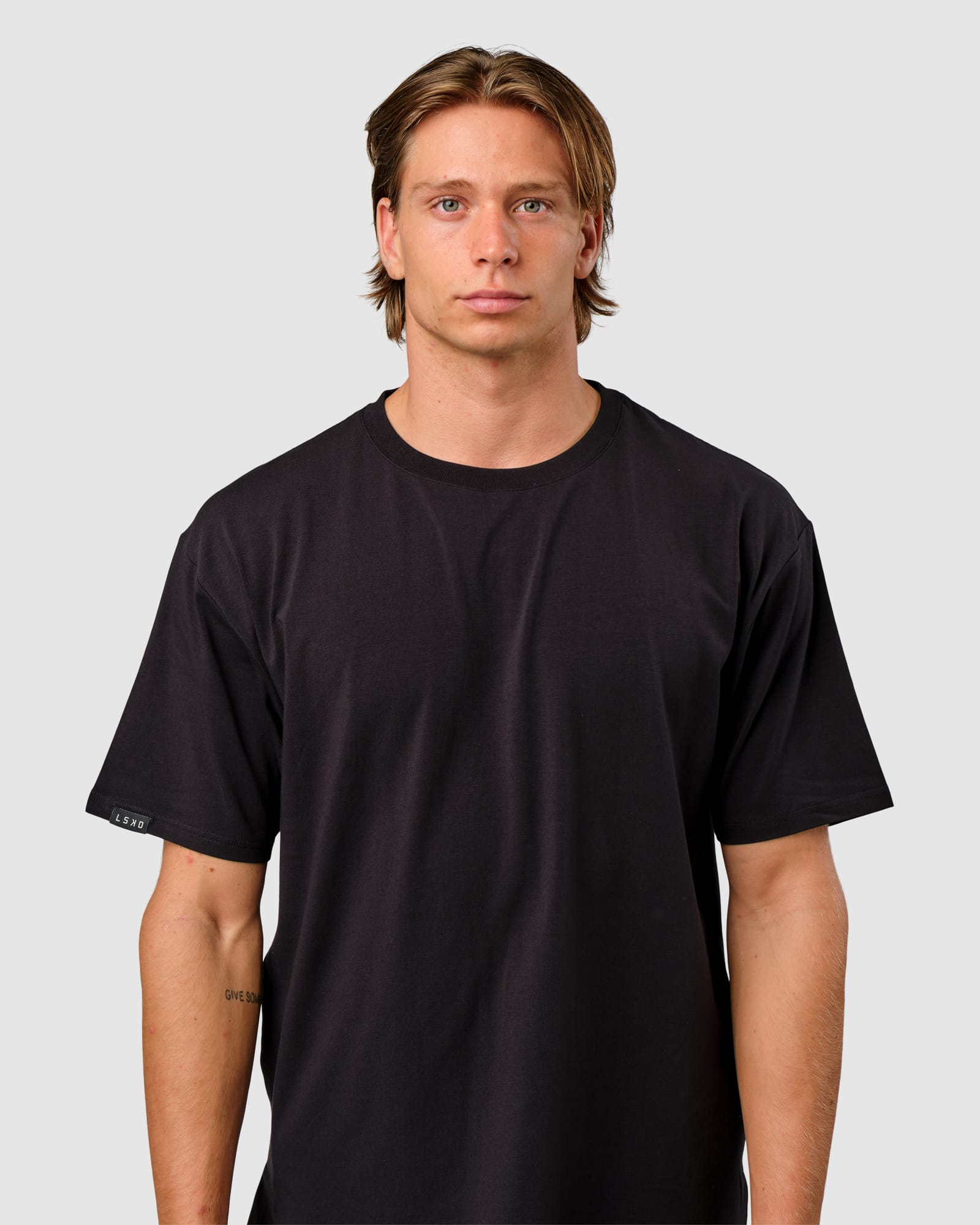 Model wearing Easy Tee Oversize - Black