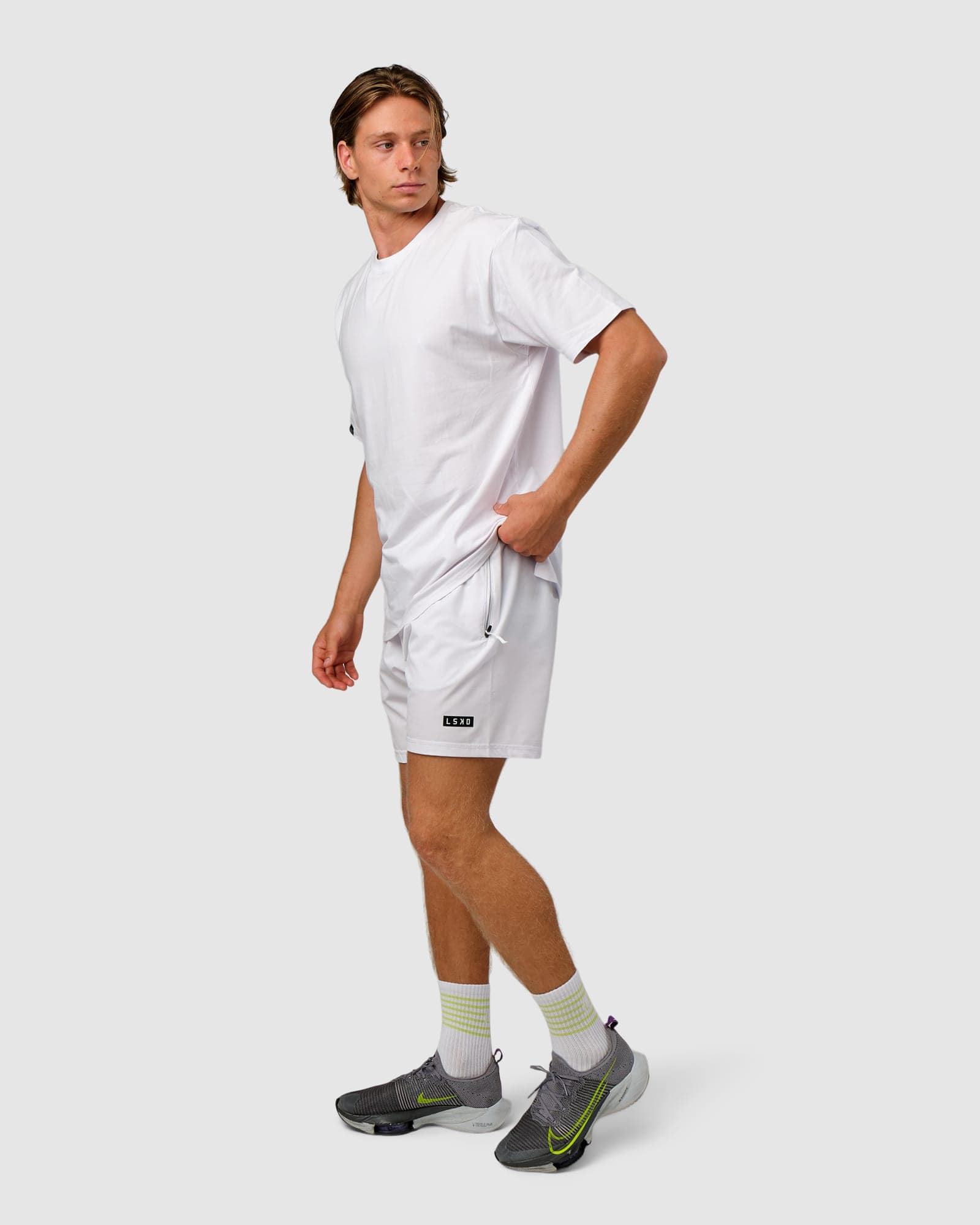 Model wearing Easy Tee Oversize - White