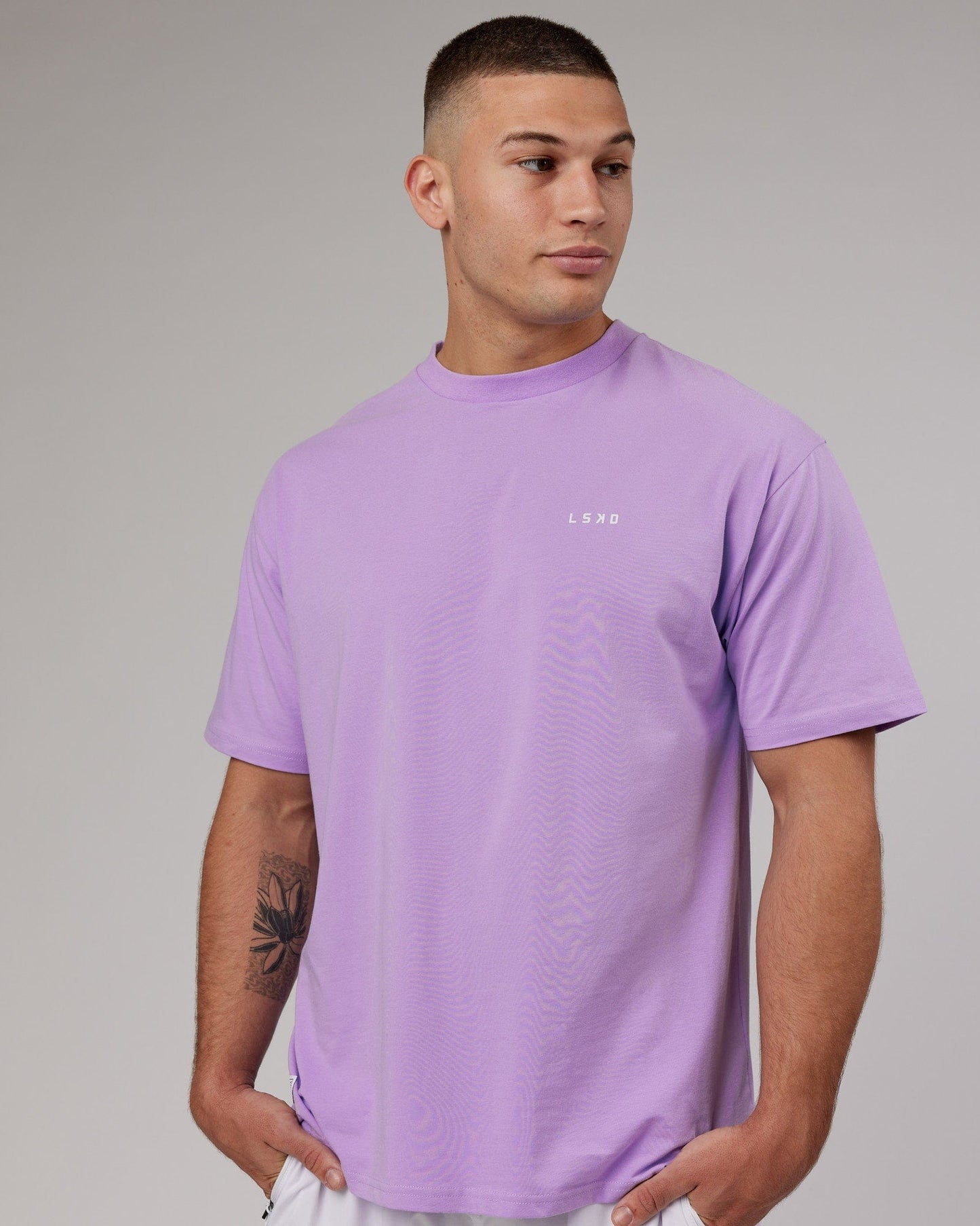 Model wearing VS1 FLXCotton Tee Oversize - Pale Lilac