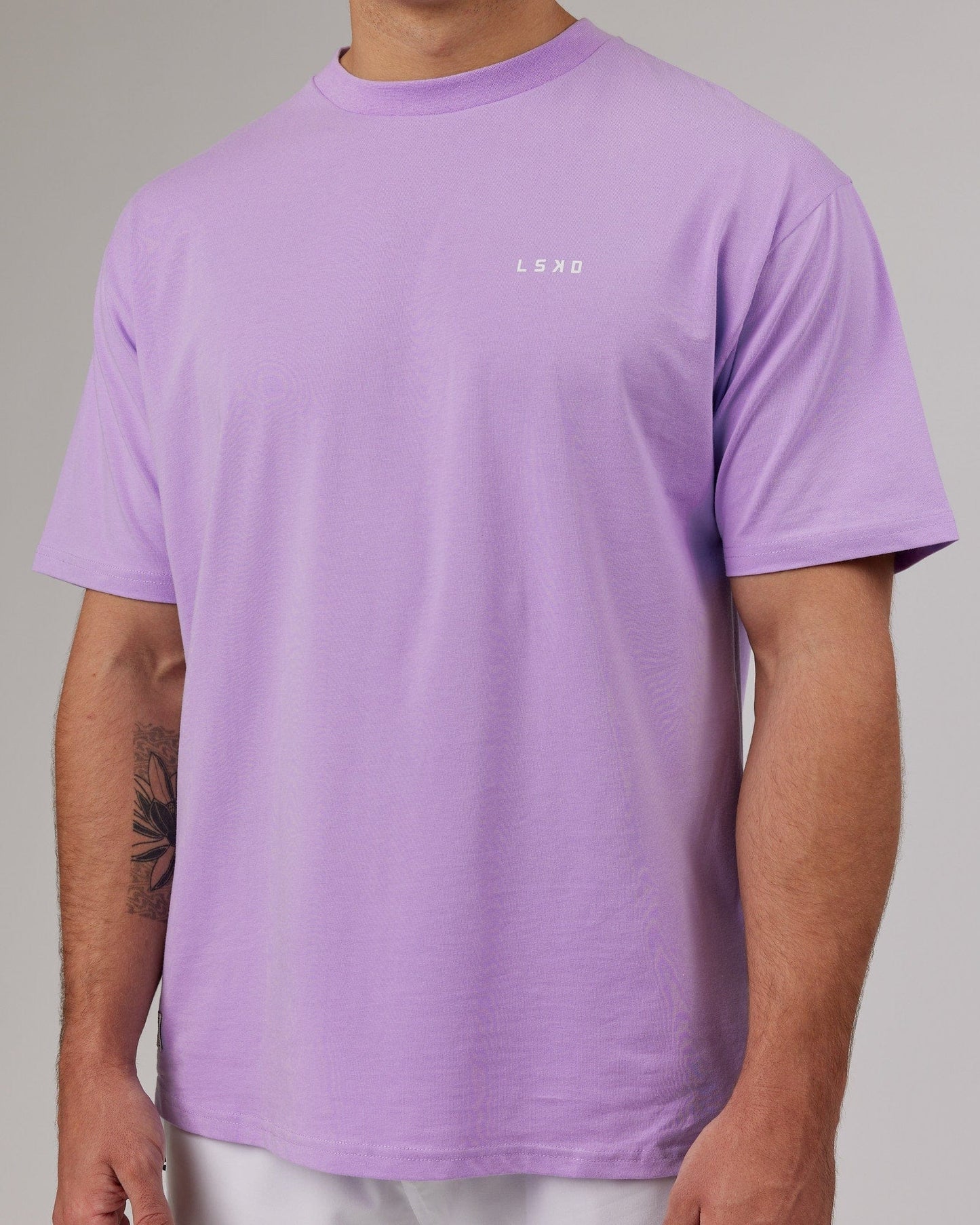 Model wearing VS1 FLXCotton Tee Oversize - Pale Lilac