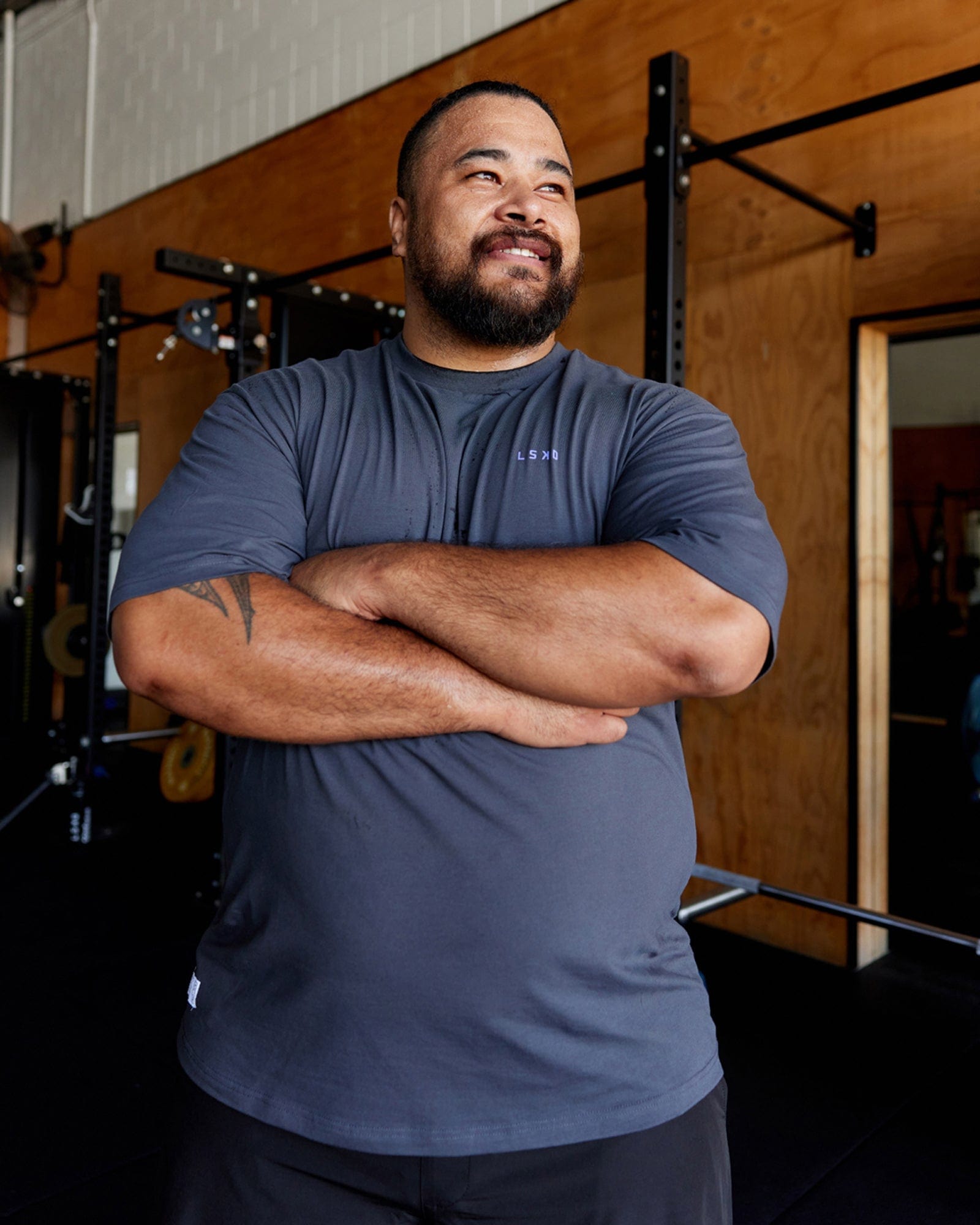 Model wearing VS3 FLXCotton Tee Oversize - Asphalt-Purple