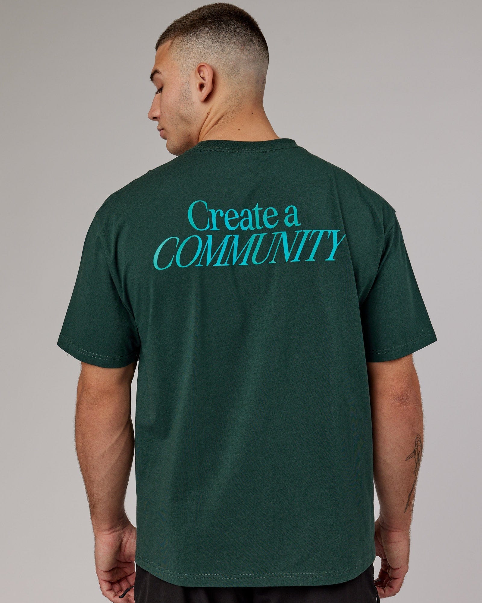Model wearing VS2 FLXCotton Tee Oversize - Vital Green-Teal