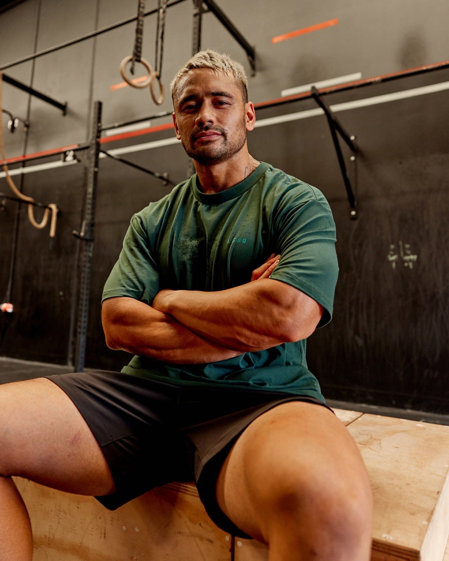 Model wearing VS2 FLXCotton Tee Oversize - Vital Green-Teal