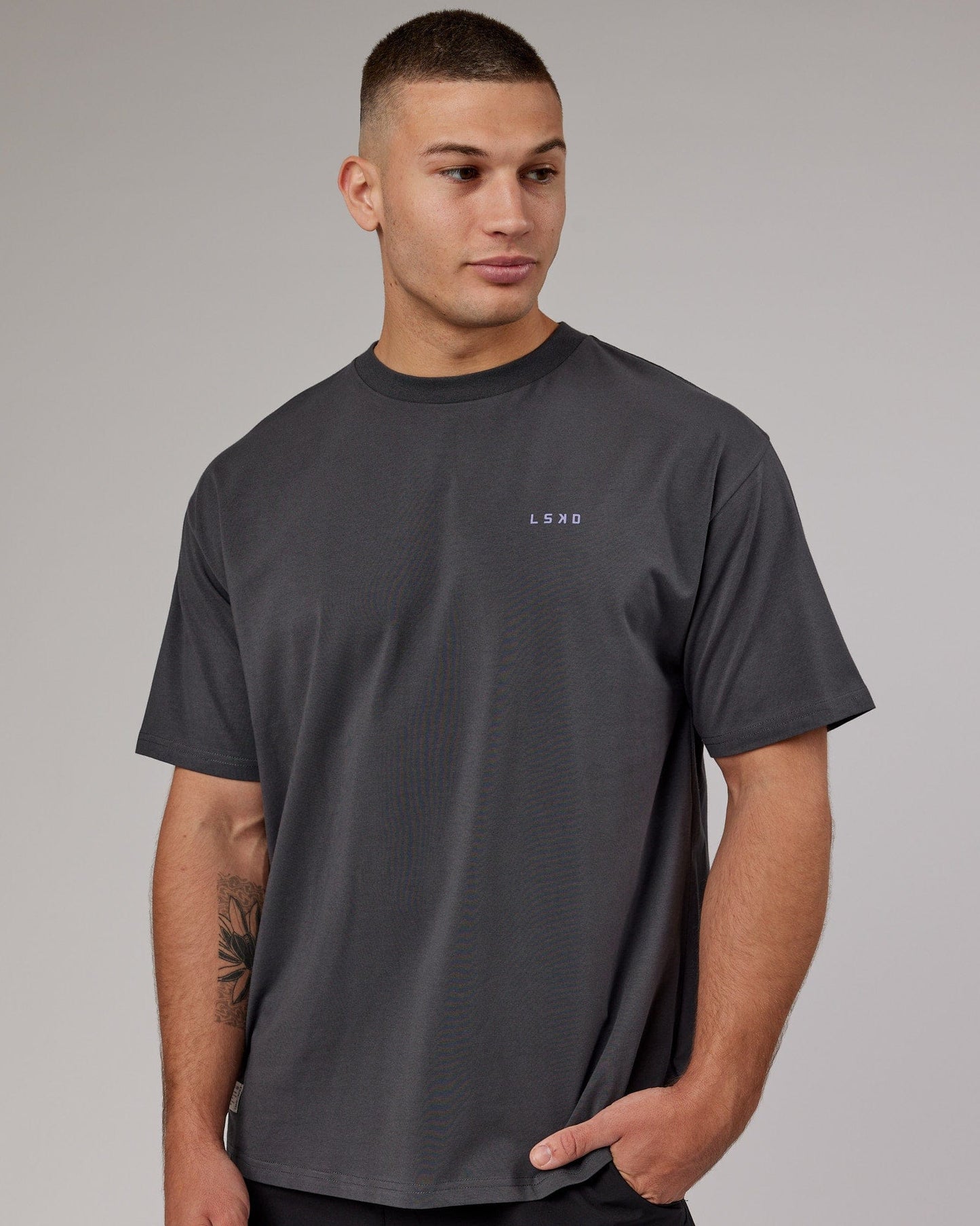 Model wearing VS3 FLXCotton Tee Oversize - Asphalt-Purple