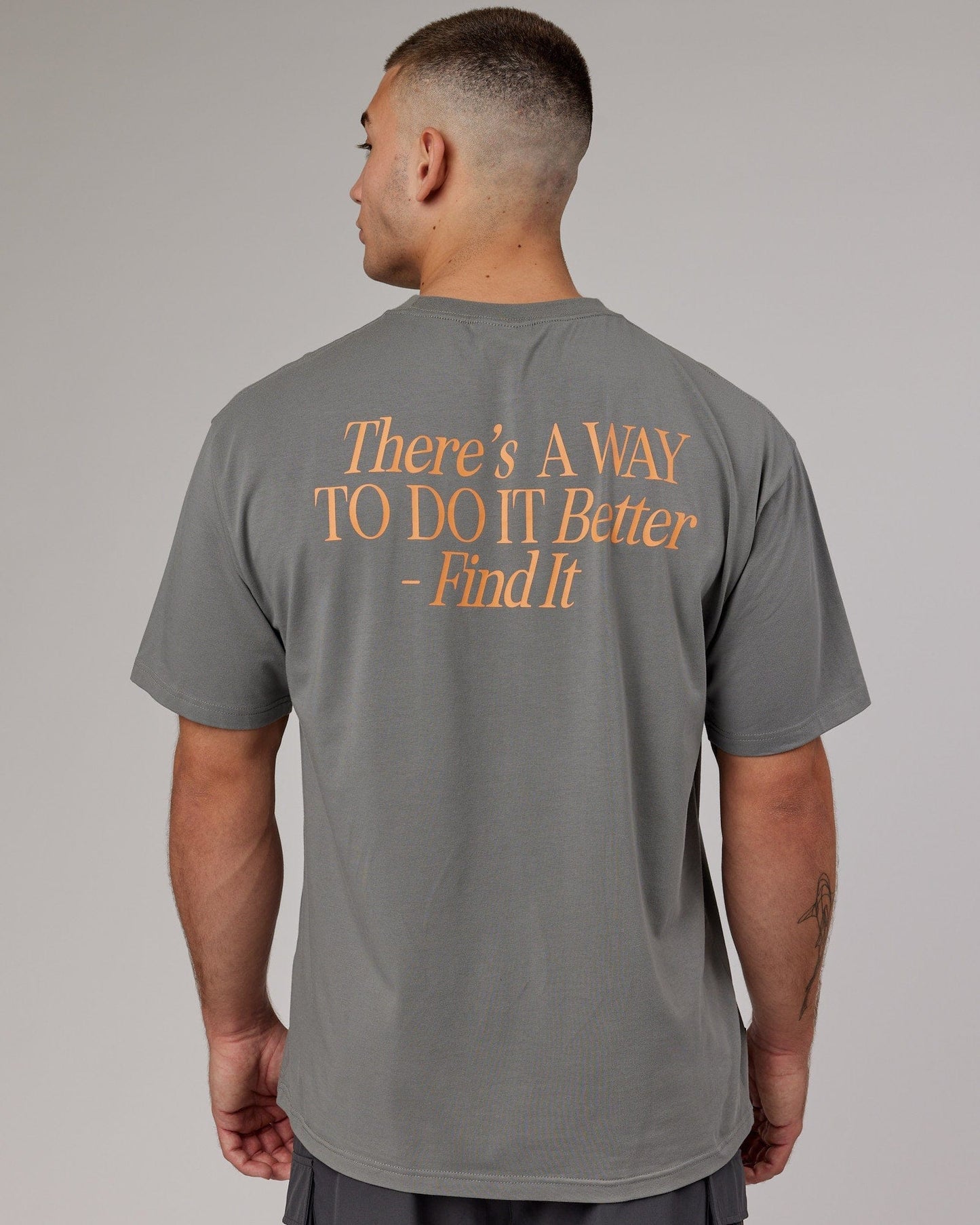 Model wearing VS4 FLXCotton Tee Oversize - Graphite-Tangerine