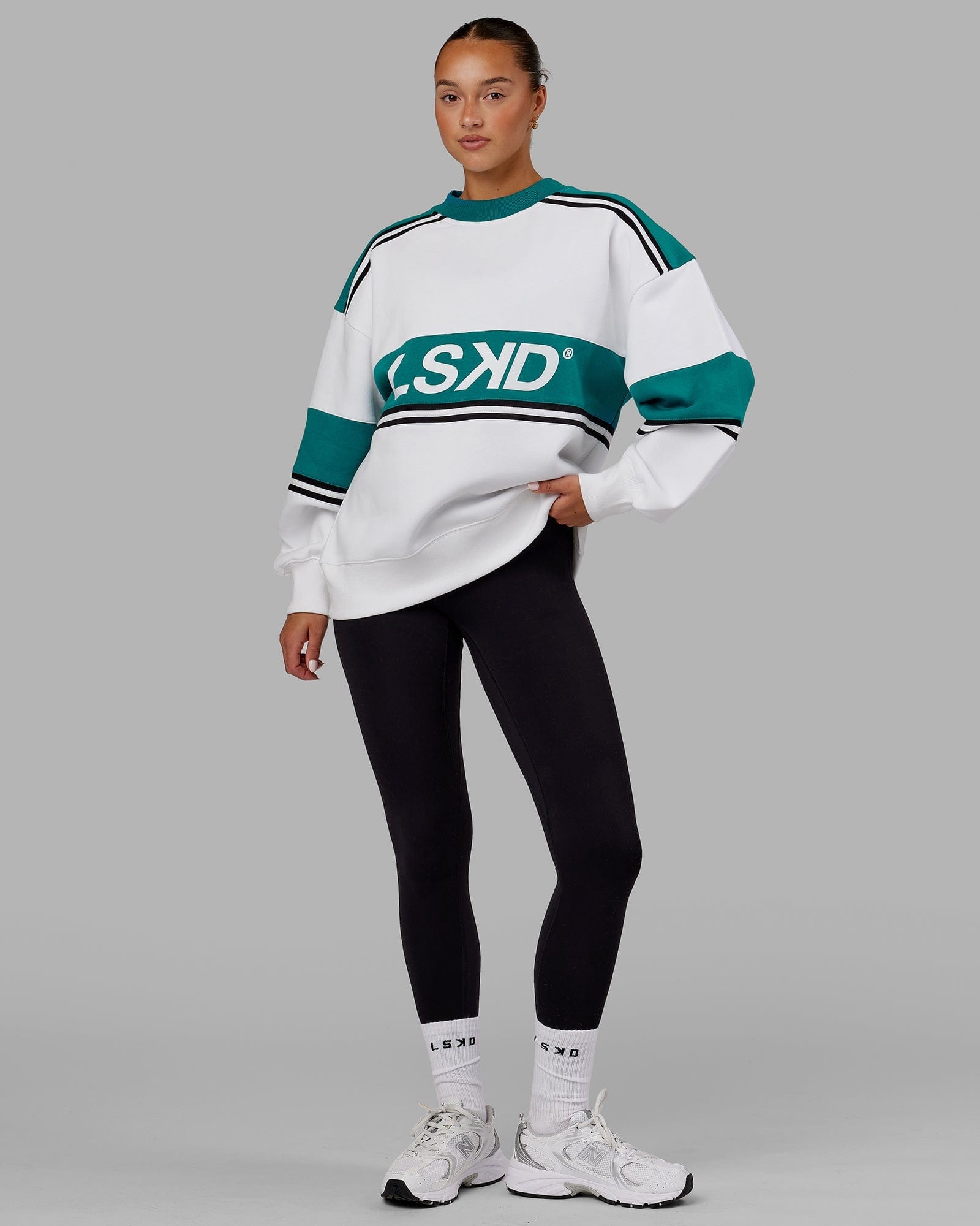 Model wearing A-Team Sweater Oversize - White-Deep Lake