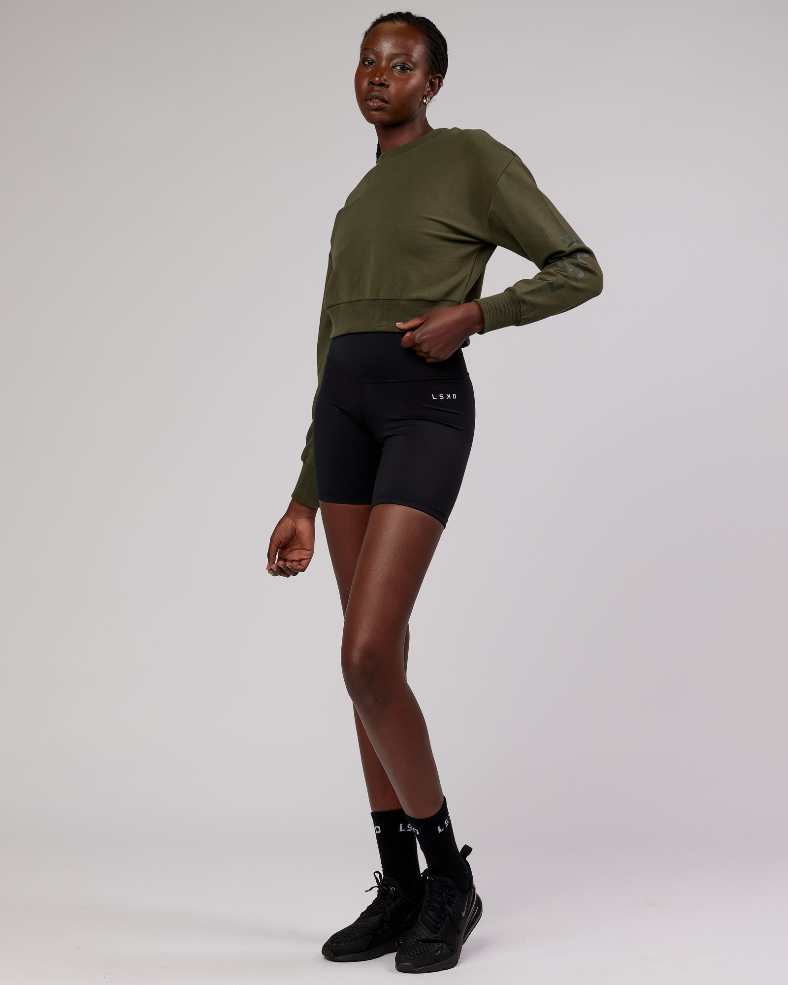 Model wearing Defender FLXFleece Sweater - Forest Night