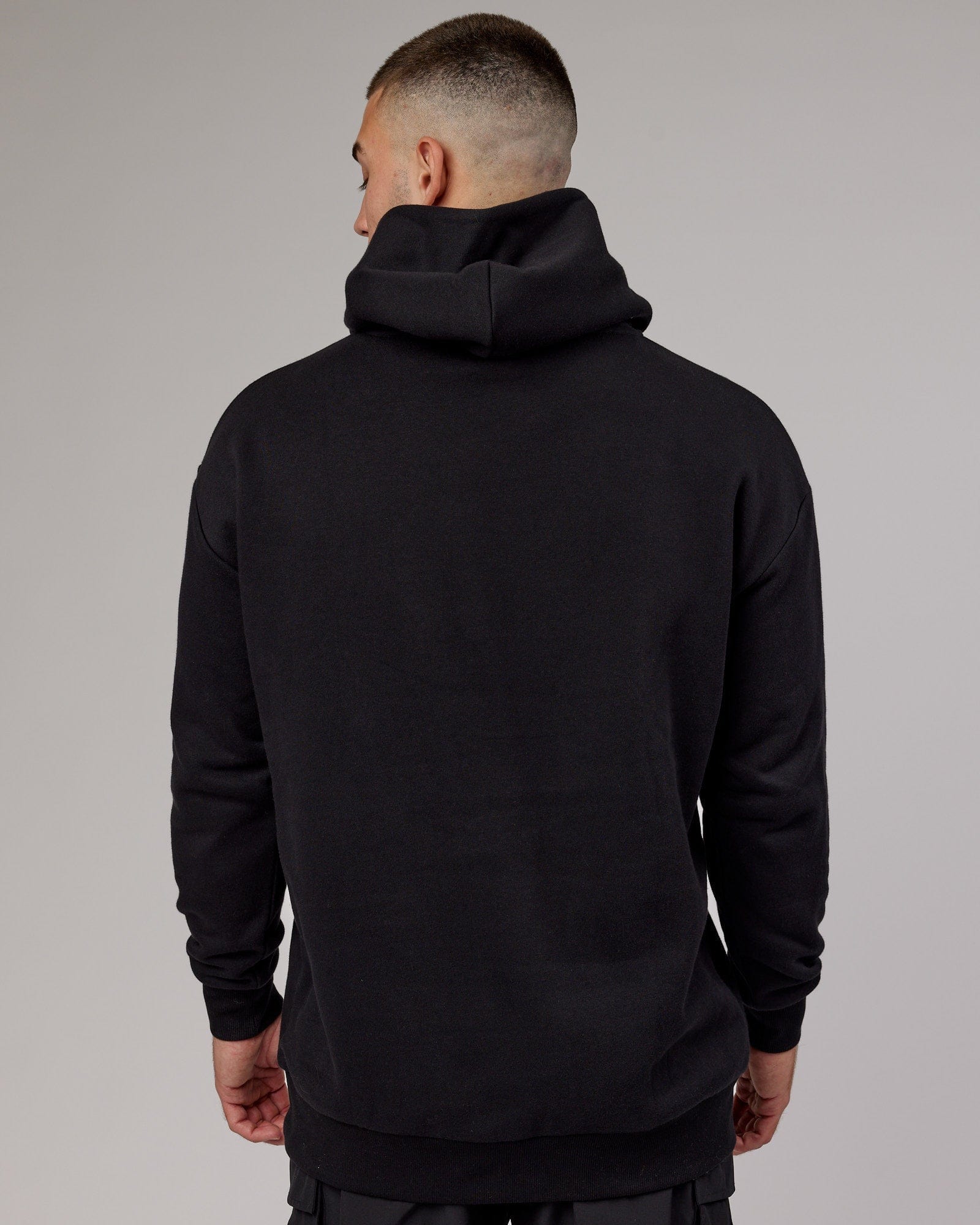 Model wearing Fundamental Hoodie Oversize - Black