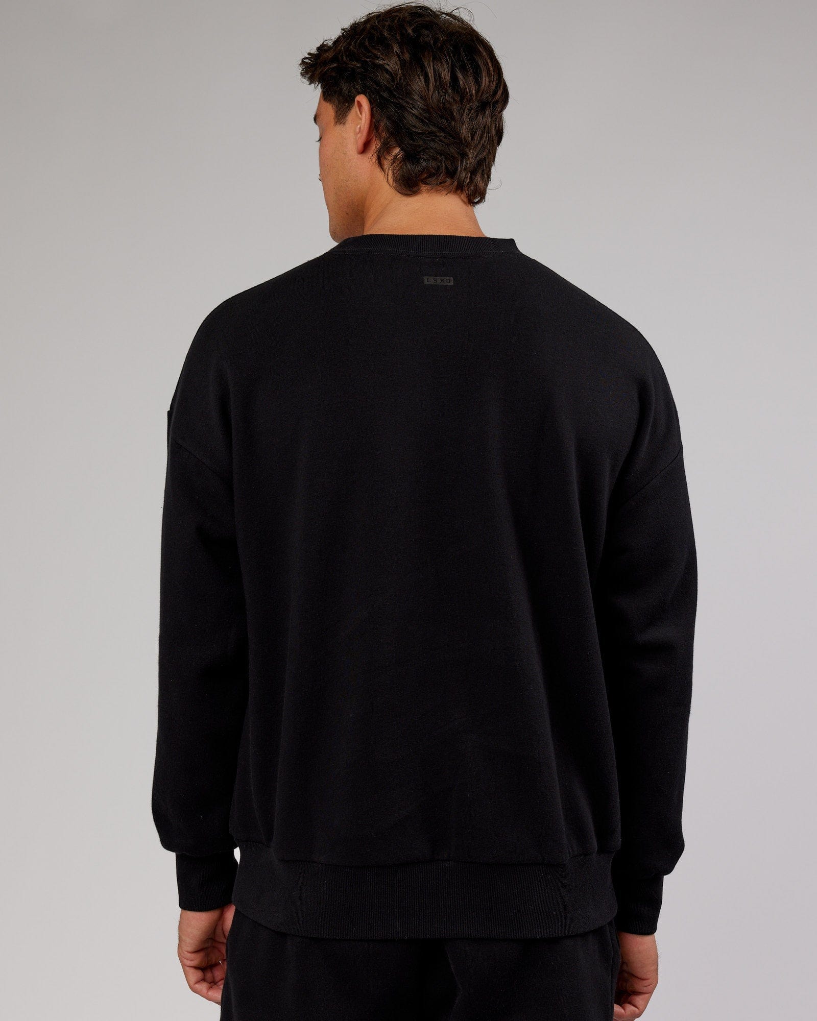 Model wearing Iconic Sweater Oversize - Black