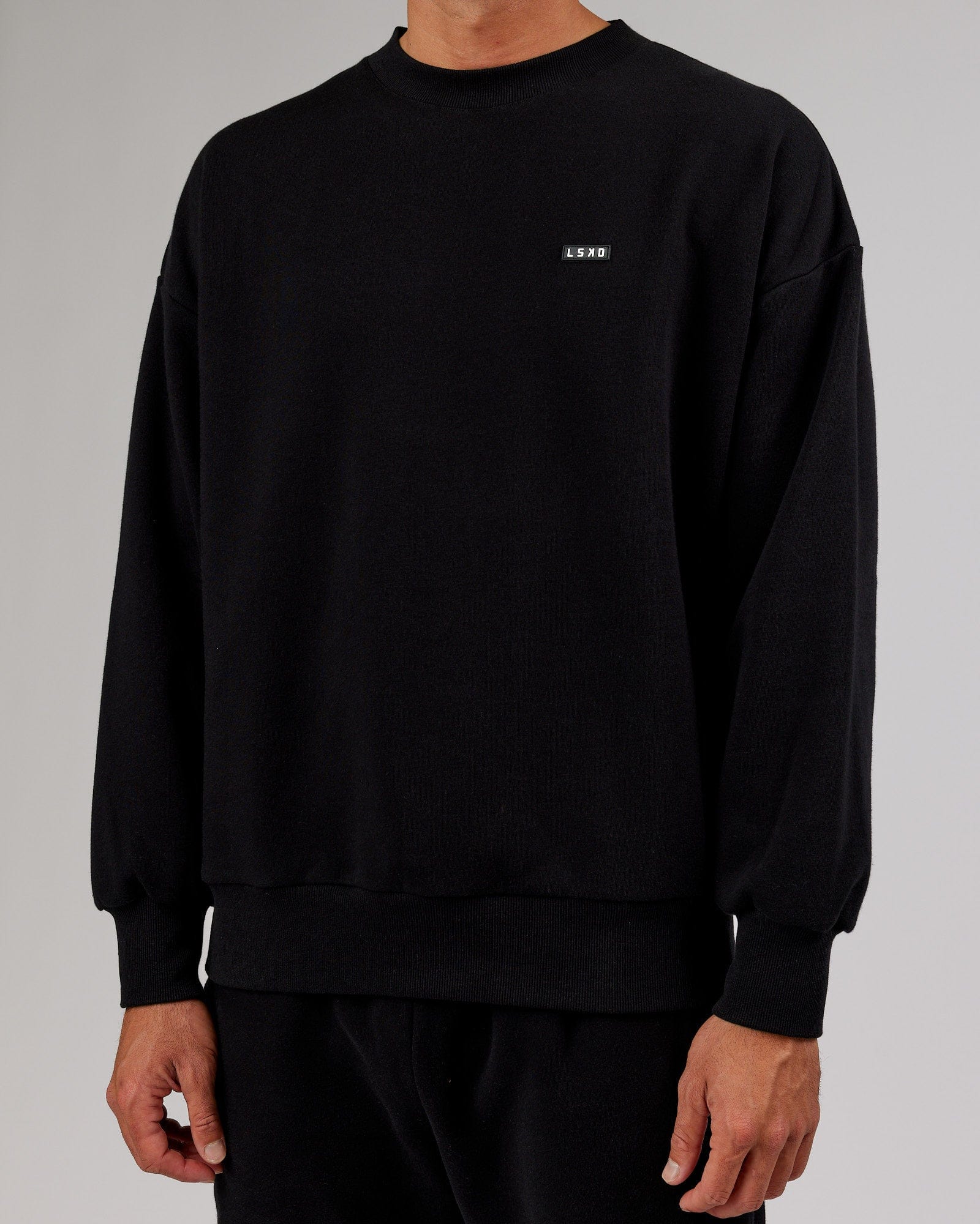Model wearing Iconic Sweater Oversize - Black